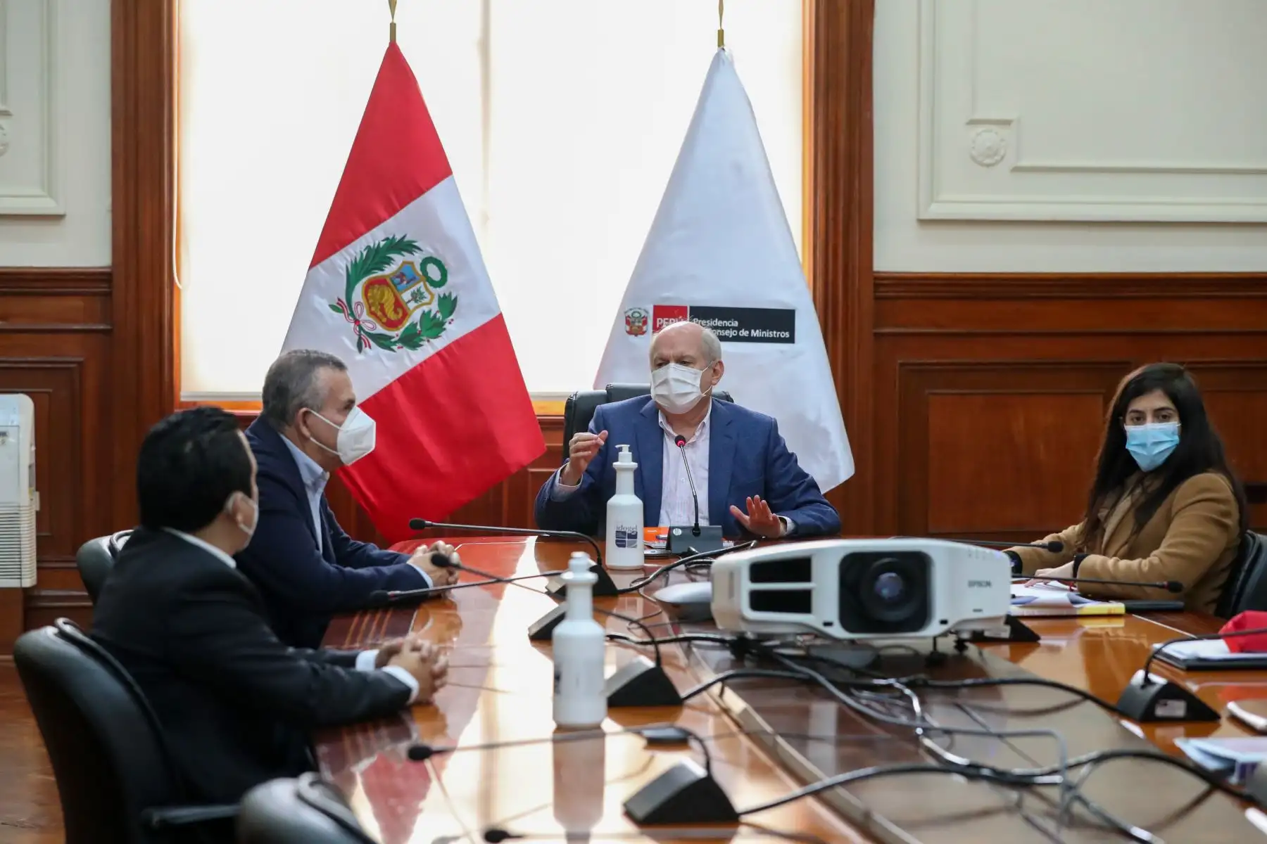 En este encuentro participan además los ministros del Ministerio de Economía María Antonieta Alva, Ministerio de Justicia Ana Neyra, Ministerio de Salud Pilar Mazzetti, MinemPeru Rafael Belaunde; Ministerio del Interior, Jorge Montoya, y el comandante general de la PNP, Héctor Loayza.
Fotos:ANDINA/PCM.