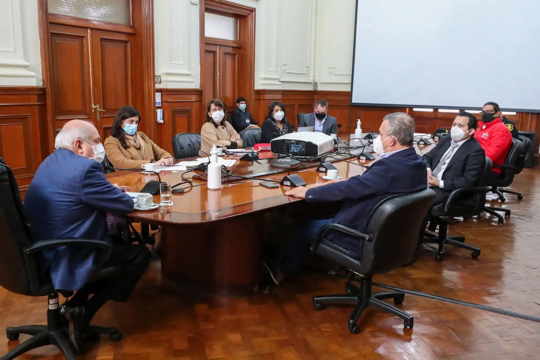 En este encuentro participan además los ministros del Ministerio de Economía María Antonieta Alva, Ministerio de Justicia Ana Neyra, Ministerio de Salud Pilar Mazzetti, MinemPeru Rafael Belaunde; Ministerio del Interior, Jorge Montoya, y el comandante general de la PNP, Héctor Loayza.
Fotos:ANDINA/PCM.