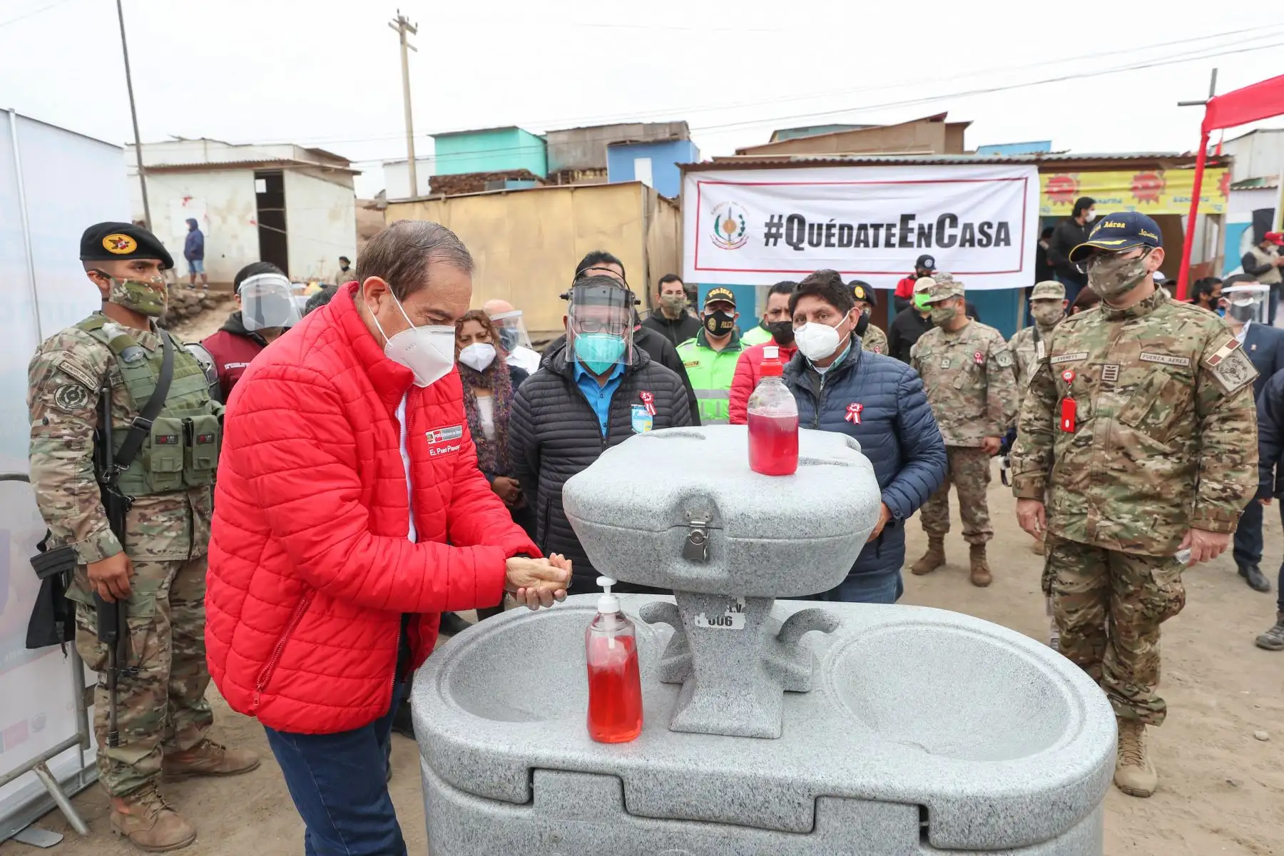 Ministro de Defensa, Walter Martos, junto al viceministro del Ministerio de Salud, el jefe del CCFFAA y el alcalde de Pucusana, supervisa el inicio de una acción cívica en beneficio de más de 1300 pobladores del A.H. Nueva Esperanza, de ese distrito. Foto:ANDINA/MindefPeru.