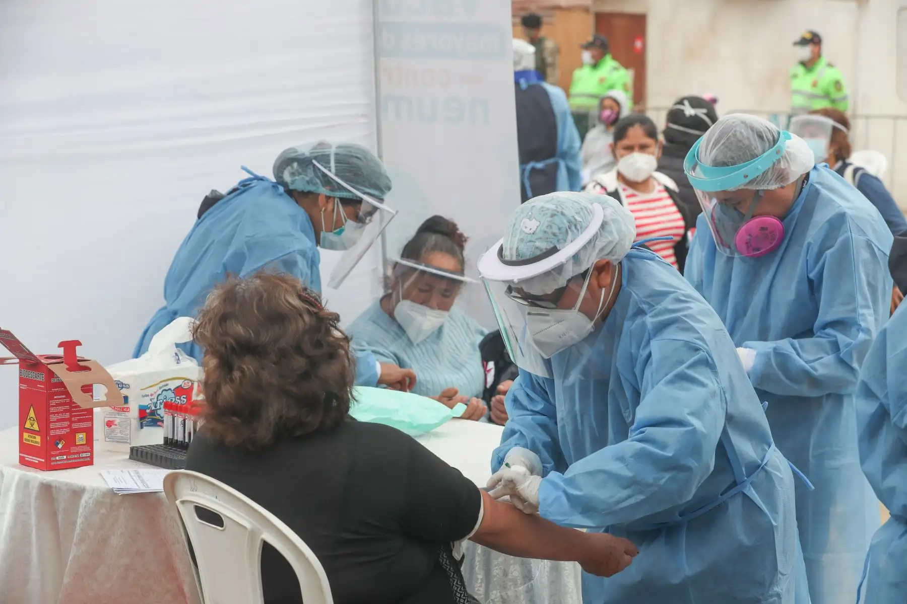 Ministro de Defensa, Walter Martos, junto al viceministro del Ministerio de Salud, el jefe del CCFFAA y el alcalde de Pucusana, supervisa el inicio de una acción cívica en beneficio de más de 1300 pobladores del A.H. Nueva Esperanza, de ese distrito. Foto:ANDINA/MindefPeru.