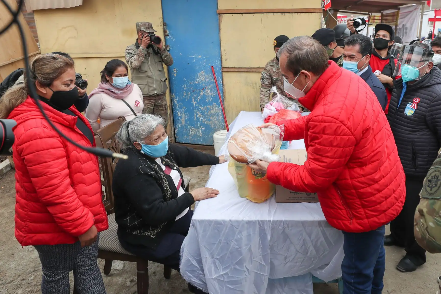 Ministro de Defensa, Walter Martos, junto al viceministro del Ministerio de Salud, el jefe del CCFFAA y el alcalde de Pucusana, supervisa el inicio de una acción cívica en beneficio de más de 1300 pobladores del A.H. Nueva Esperanza, de ese distrito. Foto:ANDINA/MindefPeru.