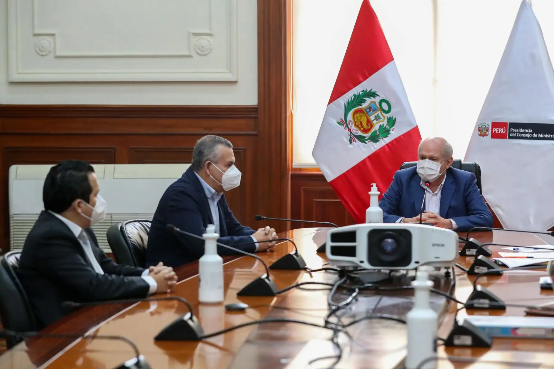 En el marco del diálogo político, el titular de la pcm Pedro Cateriano se reúne con los congresistas de "Podemos Perú", Daniel Urresti y José Luna Morales. En la cita abordan temas referidos a la seguridad ciudadana, entre otros.
 Fotos:ANDINA/PCM.
