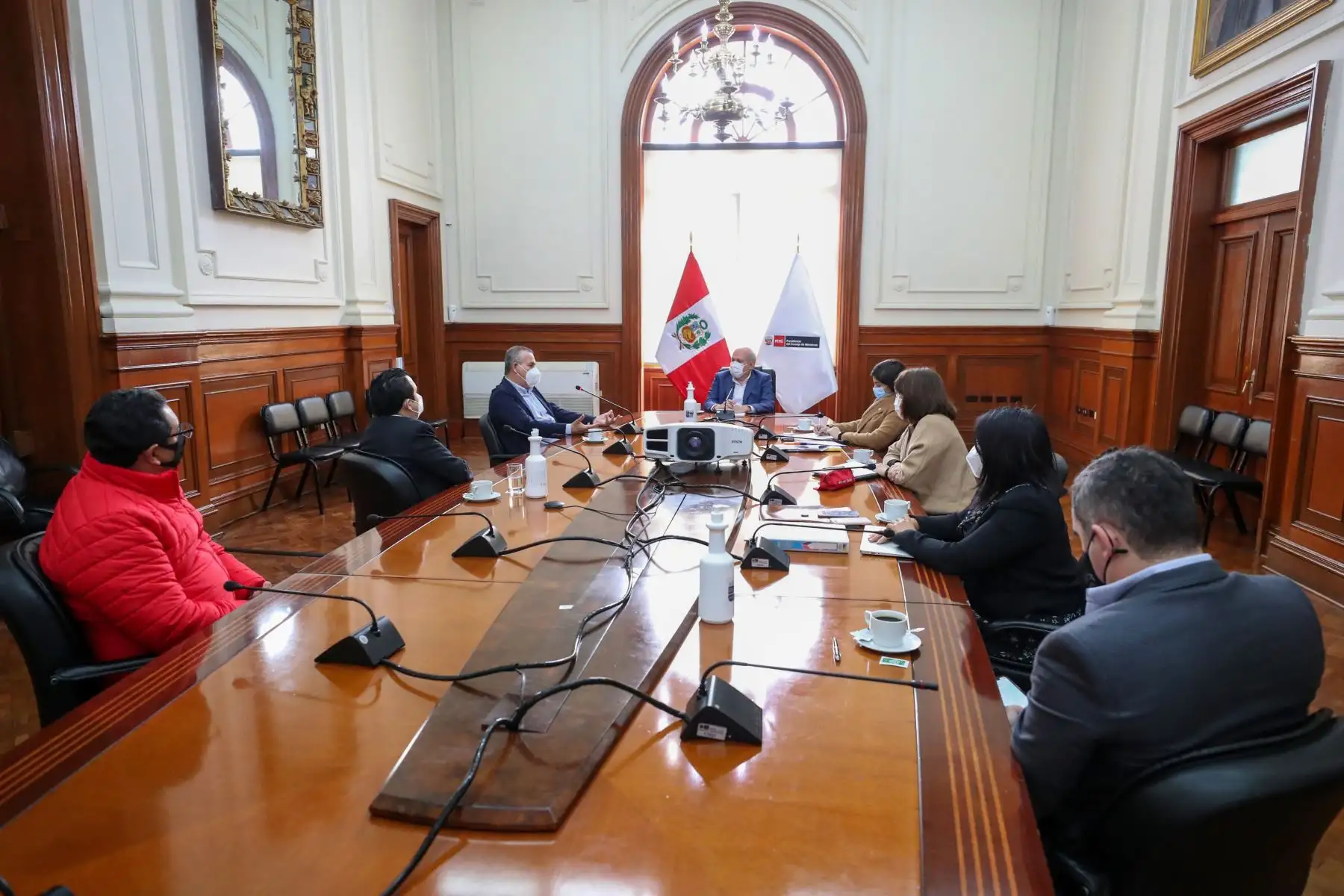 En el marco del diálogo político, el titular de la pcm Pedro Cateriano se reúne con los congresistas de "Podemos Perú", Daniel Urresti y José Luna Morales. En la cita abordan temas referidos a la seguridad ciudadana, entre otros.
 Fotos:ANDINA/PCM.