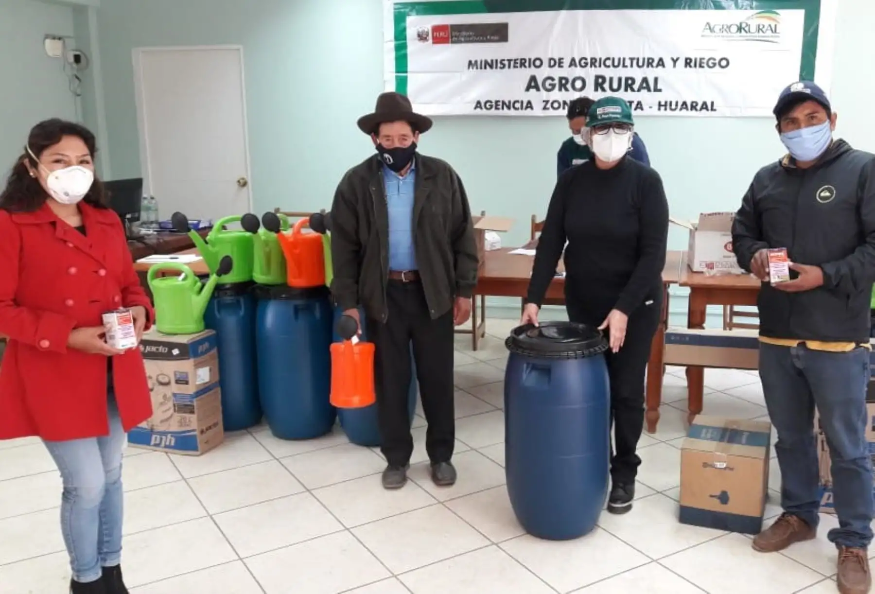 Ministerio de Agricultura y Riego redobla esfuerzos para proteger al ganado del impacto de las bajas temperaturas y entrega kits veterinarios y otros insumos a productores ganaderos.