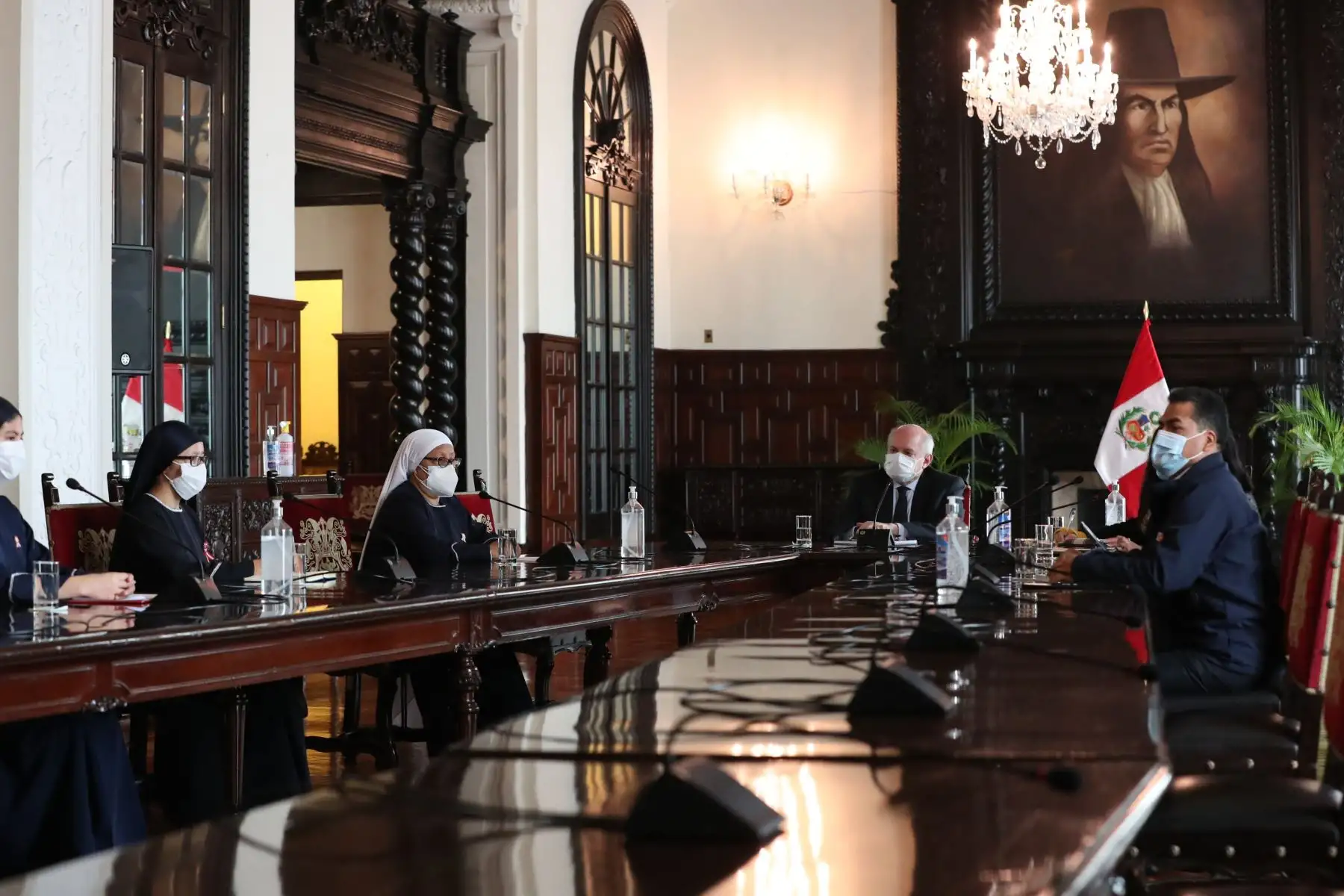 Continúa el diálogo con los partidos políticos. El jefe de Gabinete, Pedro Cateriano, se reúne con los congresistas del Frepap: Alfredo Benites Agurto, Jesús López Montoya, María Cespedes Cardenas, Luz Cayguaray Gambini, Raúl Machaca Mamani y María Retamozo Lezama. Foto: ANDINA/PCM