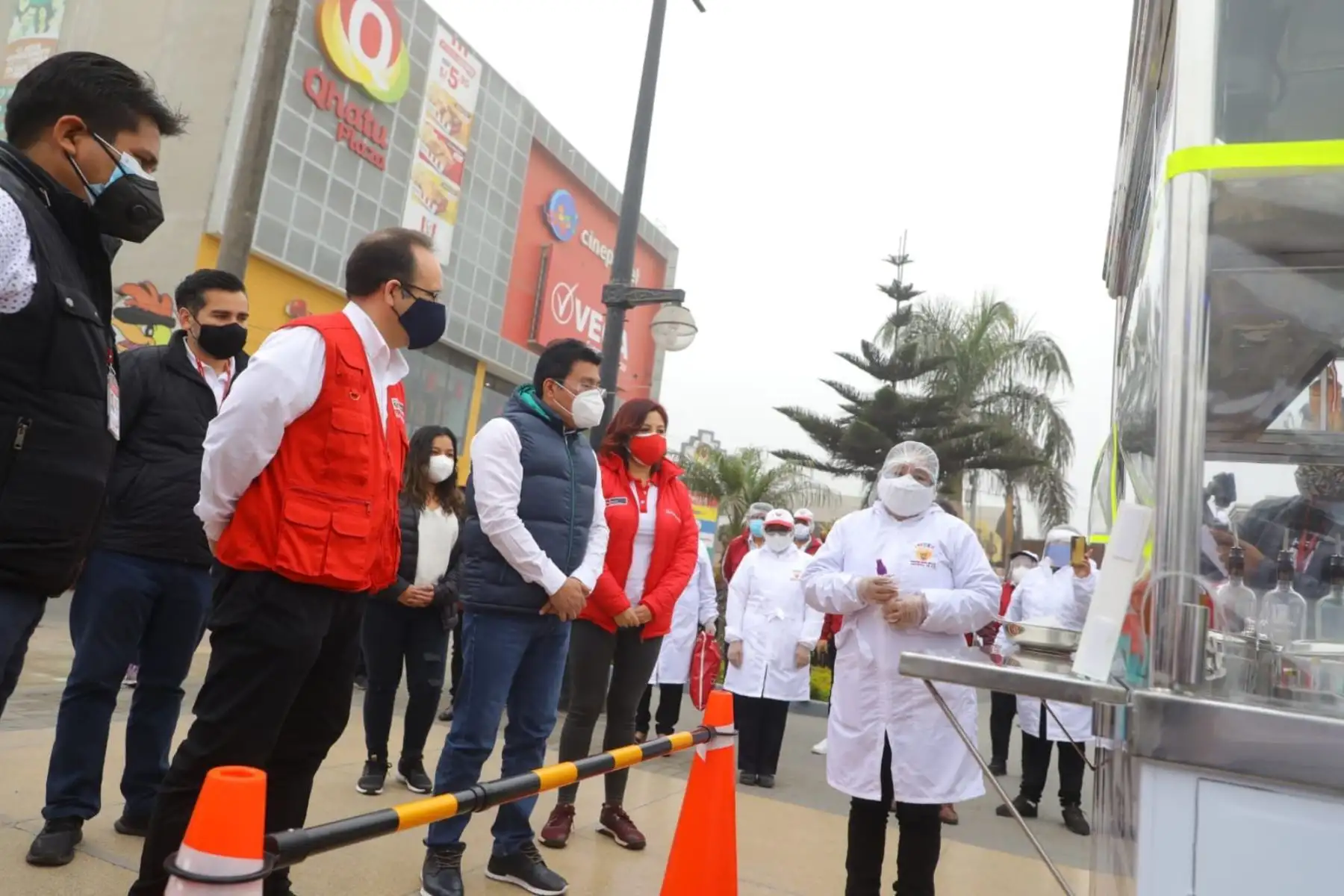 El ministro de la Producción, José Salardi, saludó que los microempresarios del distrito hayan implementado las medidas necesarias para la atención al público y prevenir el covid-19.

Foto:ANDINA/@MINPRODUCCION