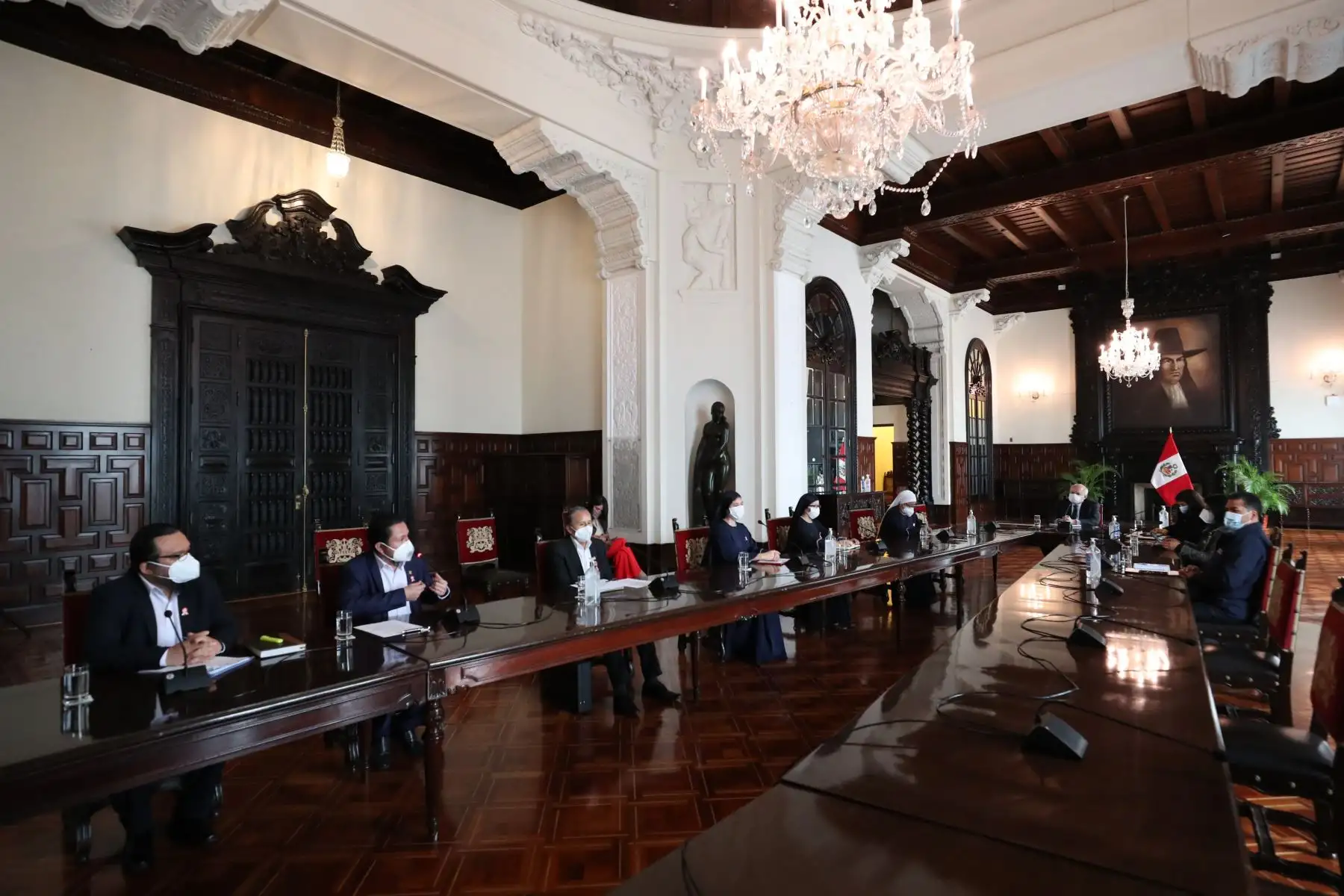 Continúa el diálogo con los partidos políticos. El jefe de Gabinete, Pedro Cateriano, se reúne con los congresistas del Frepap: Alfredo Benites Agurto, Jesús López Montoya, María Cespedes Cardenas, Luz Cayguaray Gambini, Raúl Machaca Mamani y María Retamozo Lezama. Foto: ANDINA/PCM