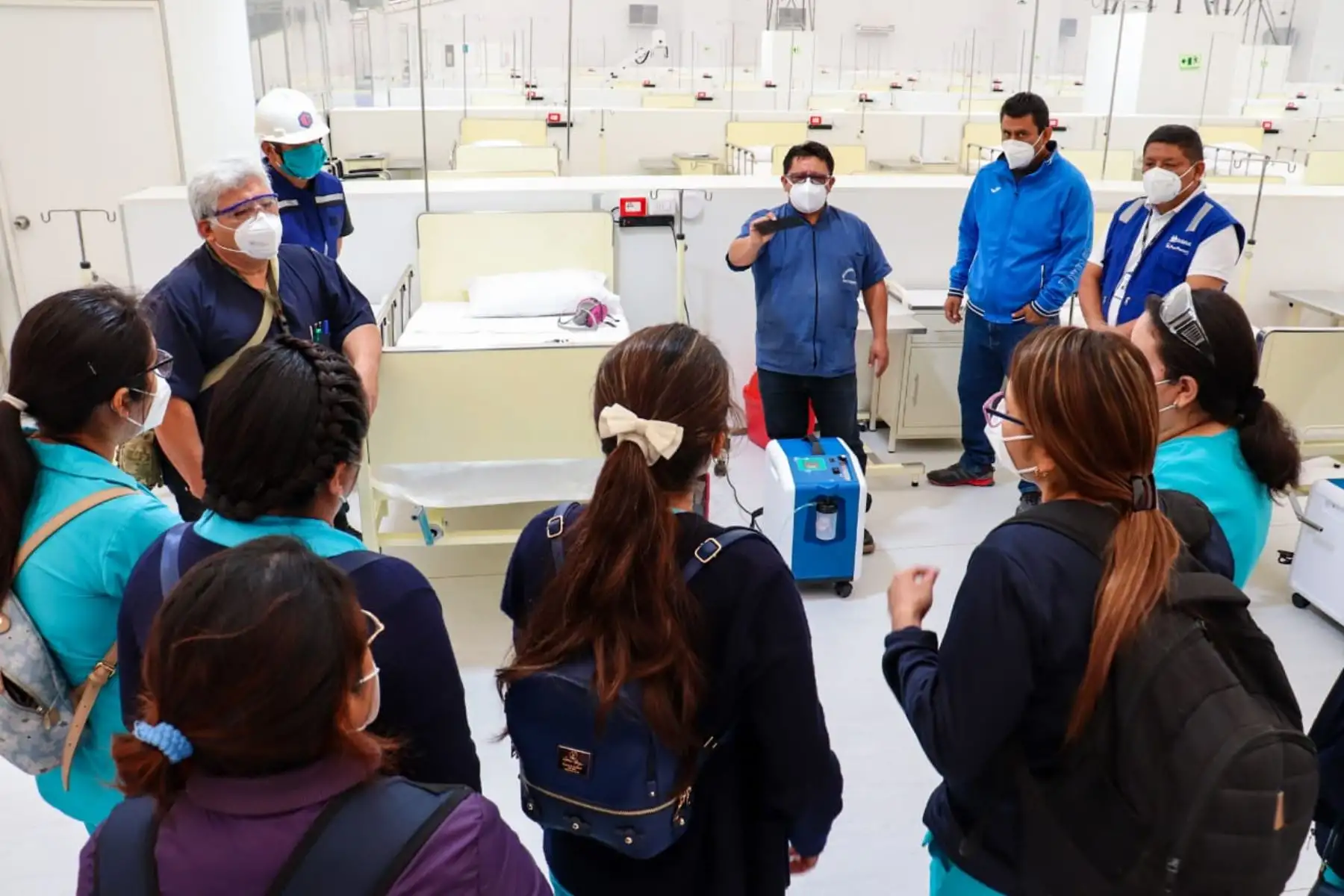 Profesionales de la salud de Piura se capacitan sobre el uso de concentradores de oxígeno para mejorar atención a los pacientes covid-19 que serán albergados en el hospital temporal La Videnita. ANDINA/Difusión