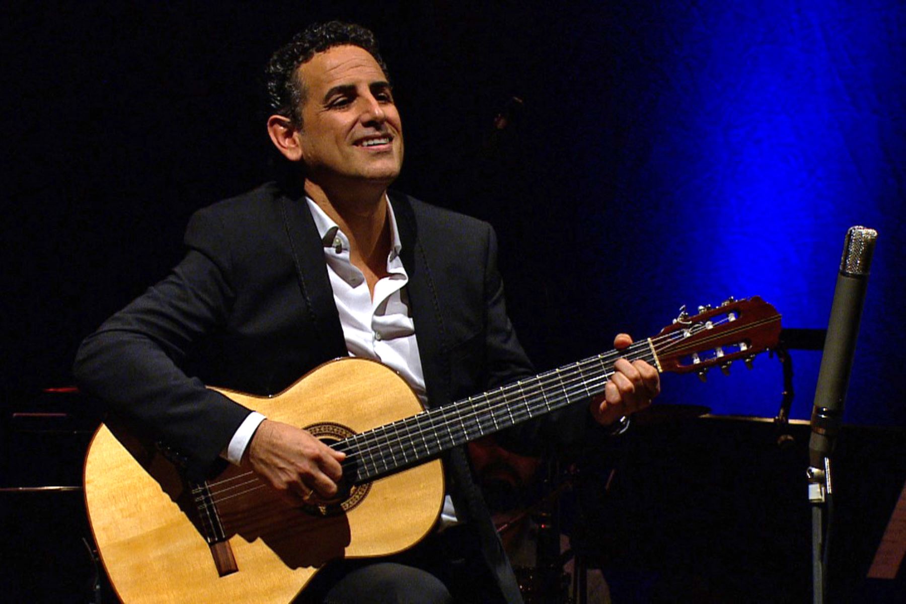 Juan Diego Flórez continúa presentando su concierto "Bésame Mucho" a beneficio.  ANDINA/Difusión