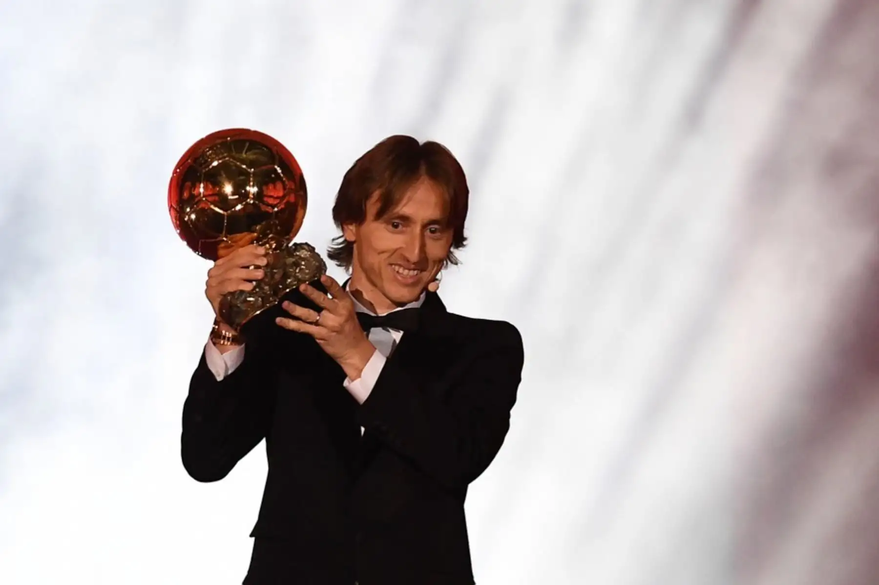 El centrocampista croata del Real Madrid, Luka Modric, sostiene el trofeo después de recibir el premio Balón de Oro 2018 al mejor jugador del año. Foto: AFP