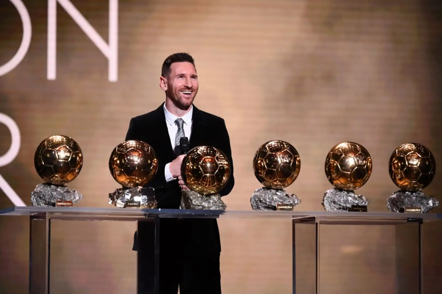 El delantero argentino de Barcelona, Lionel Messi, se muestra emocionado después de ganar el trofeo Balón de Oro de fútbol 2019 en el Teatro Chatelet de París. Foto: AFP