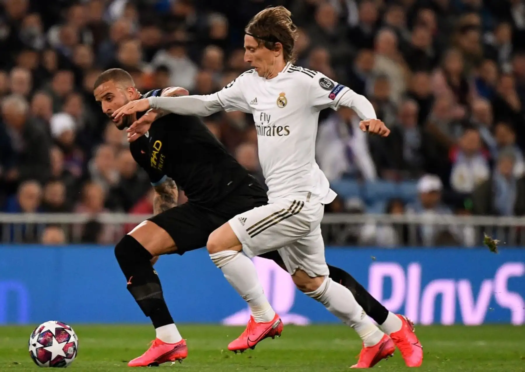 El centrocampista croata del Real Madrid Luka Modric se enfrenta al defensor inglés del Manchester City Kyle Walker durante la ronda de 16 partidos de fútbol de ida de la UEFA Champions League entre el Real Madrid CF y el Manchester City en el estadio Santiago Bernabeu en Madrid. Foto: AFP