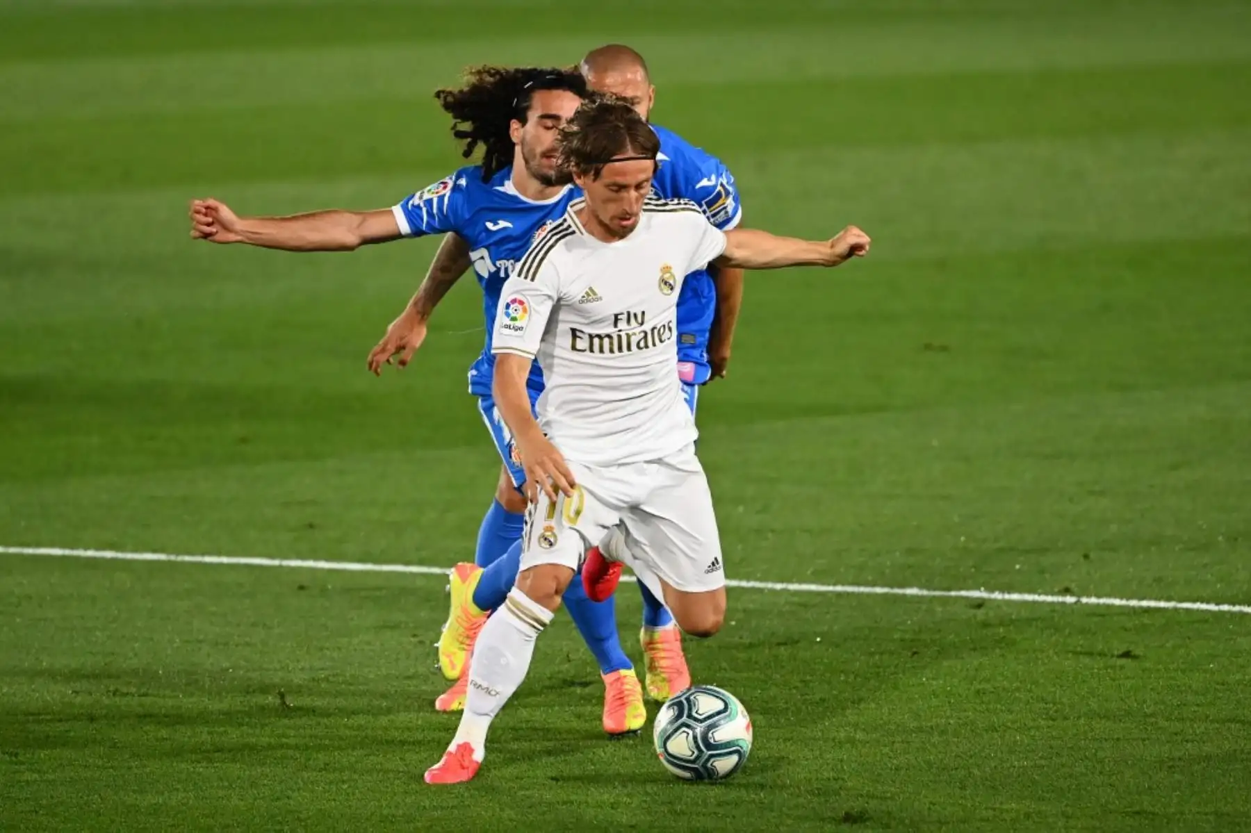 El defensor español de Getafe Marc Cucurella se enfrenta al centrocampista croata del Real Madrid Luka Modric durante el partido de fútbol de la liga española Real Madrid CF contra Getafe CF en el estadio Alfredo di Stefano en Valdebebas, en las afueras de Madrid. Foto: AFP
