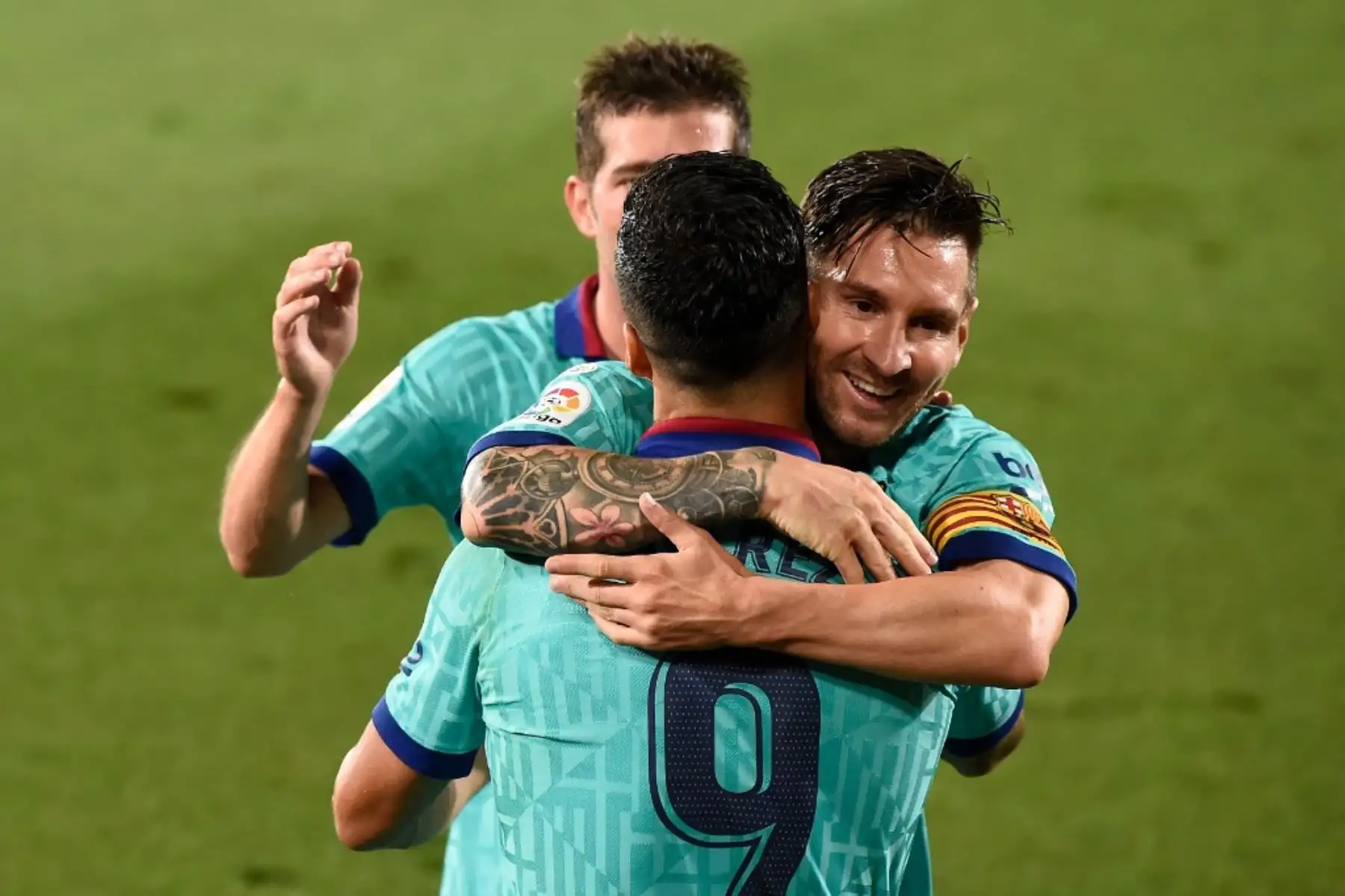 El delantero uruguayo de Barcelona Luis Suárez celebra con el delantero argentino de Barcelona Lionel Messi y el defensor español de Barcelona Sergi Roberto después de marcar un gol durante el partido de fútbol de la Liga española entre Villarreal y Barcelona en el estadio Madrigal en Villarreal. Foto: AFP