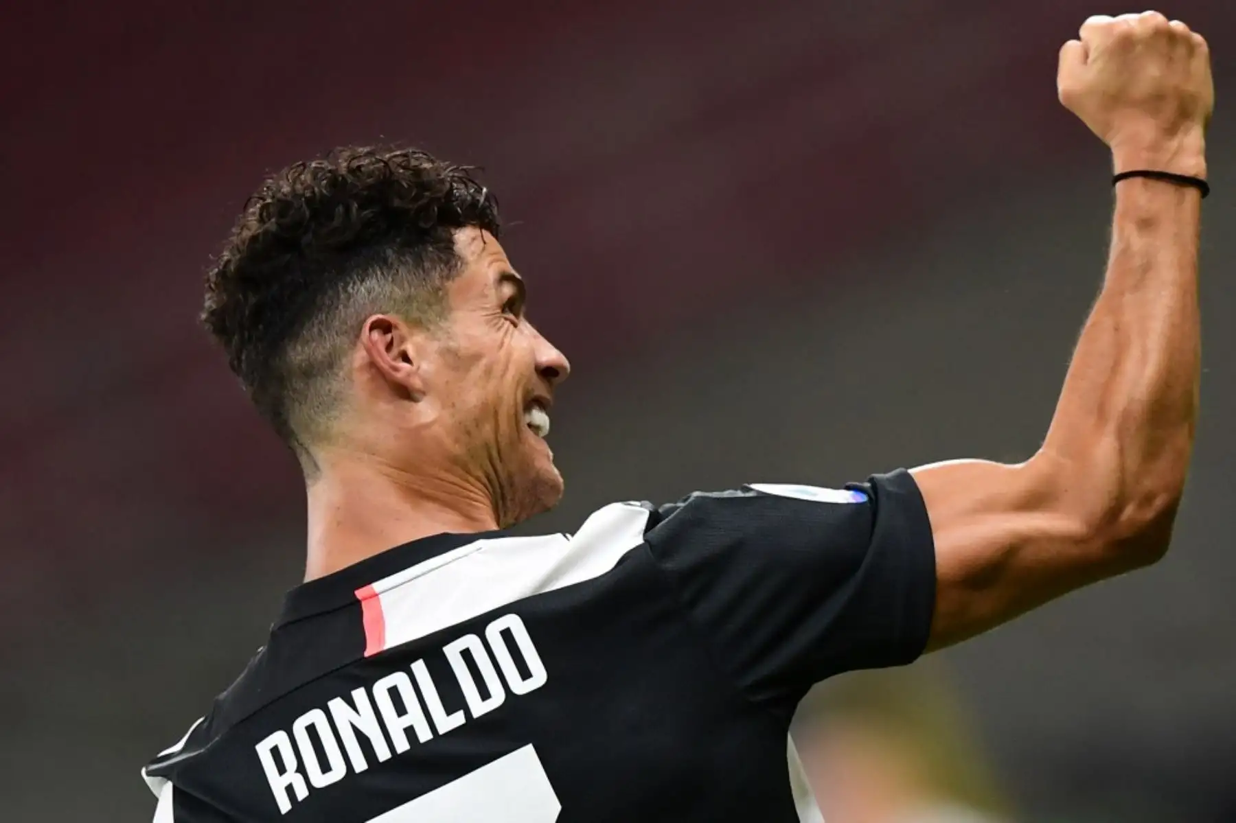 El delantero portugués de la Juventus, Cristiano Ronaldo, celebra tras anotar durante el partido de fútbol de la Serie A italiana AC Milan vs Juventus jugado a puerta cerrada. Foto: AFP