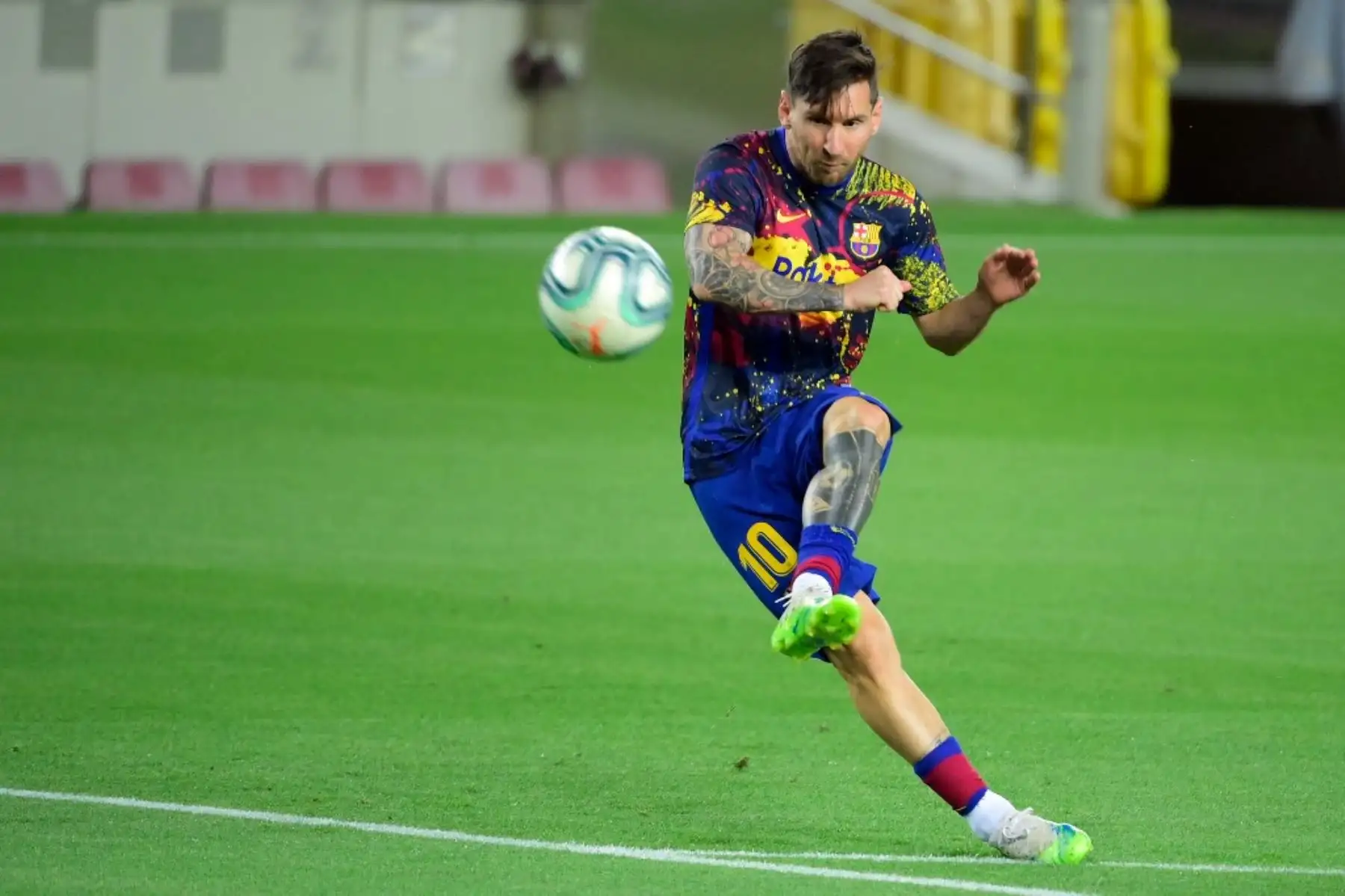 El delantero argentino de Barcelona, Lionel Messi, calienta antes del partido de fútbol de la Liga española entre Barcelona y Espanyol en el estadio Camp Nou de Barcelona. Foto: AFP