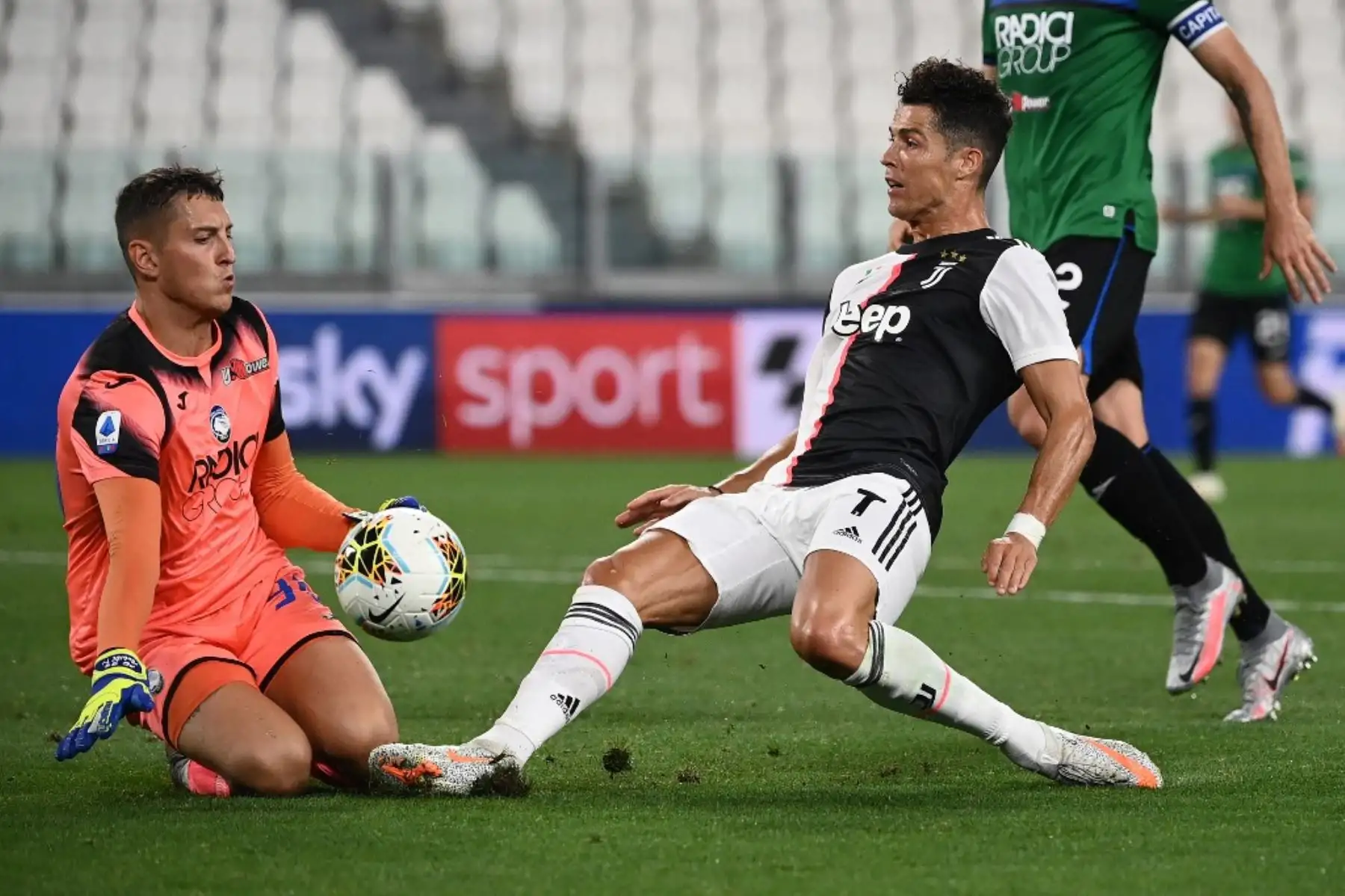 El delantero portugués de la Juventus, Cristiano Ronaldo, se enfrenta al arquero italiano de Atalanta, Pierluigi Gollini, durante el partido de fútbol de la Serie A italiana, Juventus Turín vs Atalanta Bérgamo. Foto: AFP