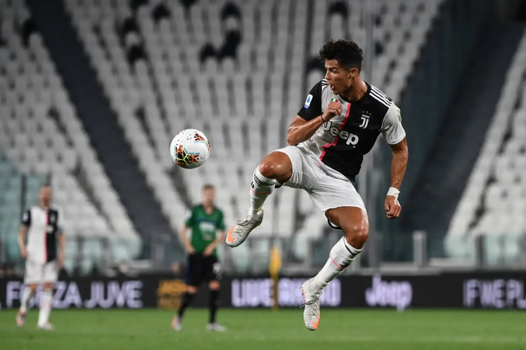 El delantero portugués de la Juventus, Cristiano Ronaldo, controla el balón durante el partido de fútbol de la Serie A italiana, Juventus Turín vs Atalanta Bergamo. Foto: AFP