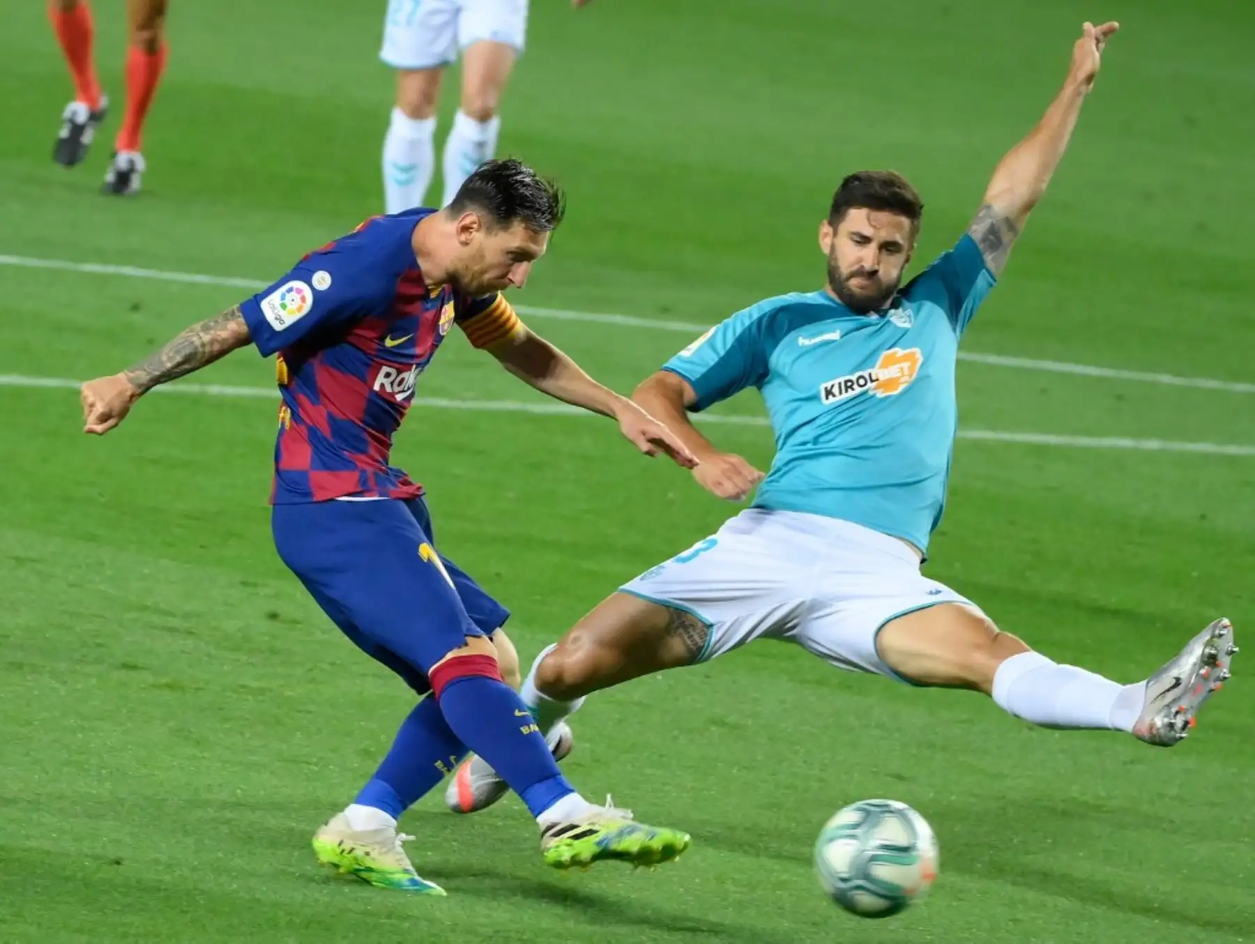 El delantero argentino de Barcelona Lionel Messi compite con el defensor español de Osasuna Raúl Navas durante el partido de fútbol de la Liga española entre el FC Barcelona y el CA Osasuna en el estadio Camp Nou de Barcelona. Foto: AFP