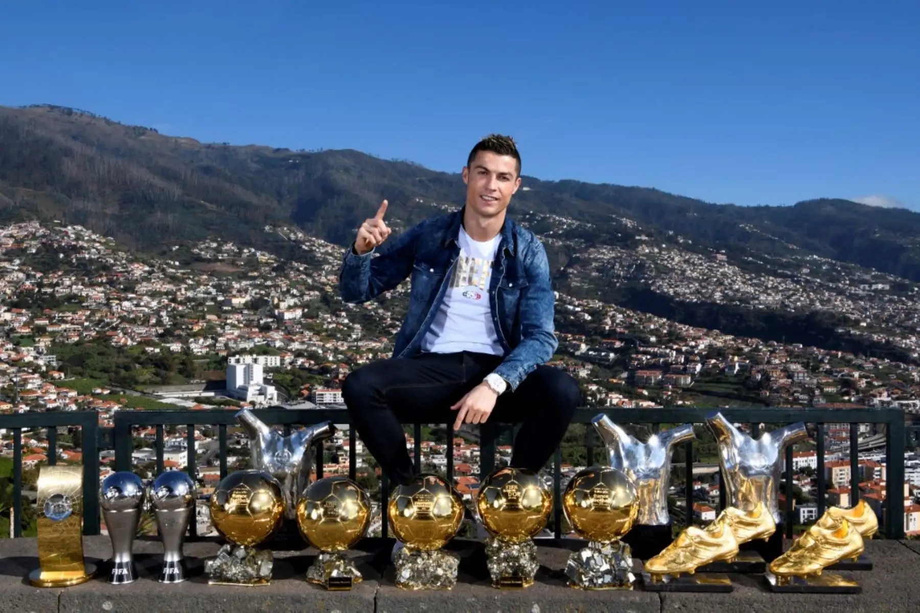 Cristiano Ronaldo posa con sus 5 Balones de Oro y otros trofeos conseguidos durante los últimos años. Foto: AFP
