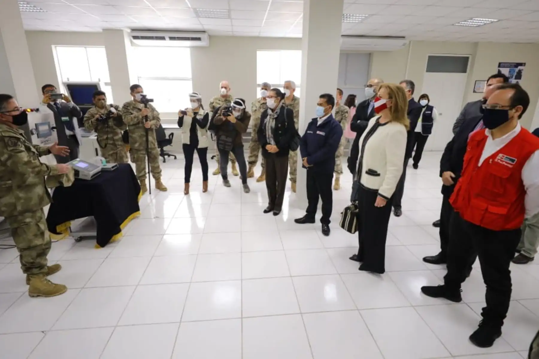 El ministro de la Producción, Jose Salardi participa en la ceremonia de entrega de 30 respiradores mecánicos Samay,de por parte de la Marina de Guerra y la CONFIEP hacia el Ministerio de Salud en base a un convenio de cooperación interinstitucional.
Foto: Produce
