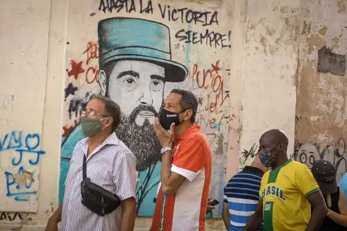 Con una población de 11,2 millones de habitantes, la nación caribeña acumulaba hasta la fecha un total de 2.446 contagios. Foto: AFP