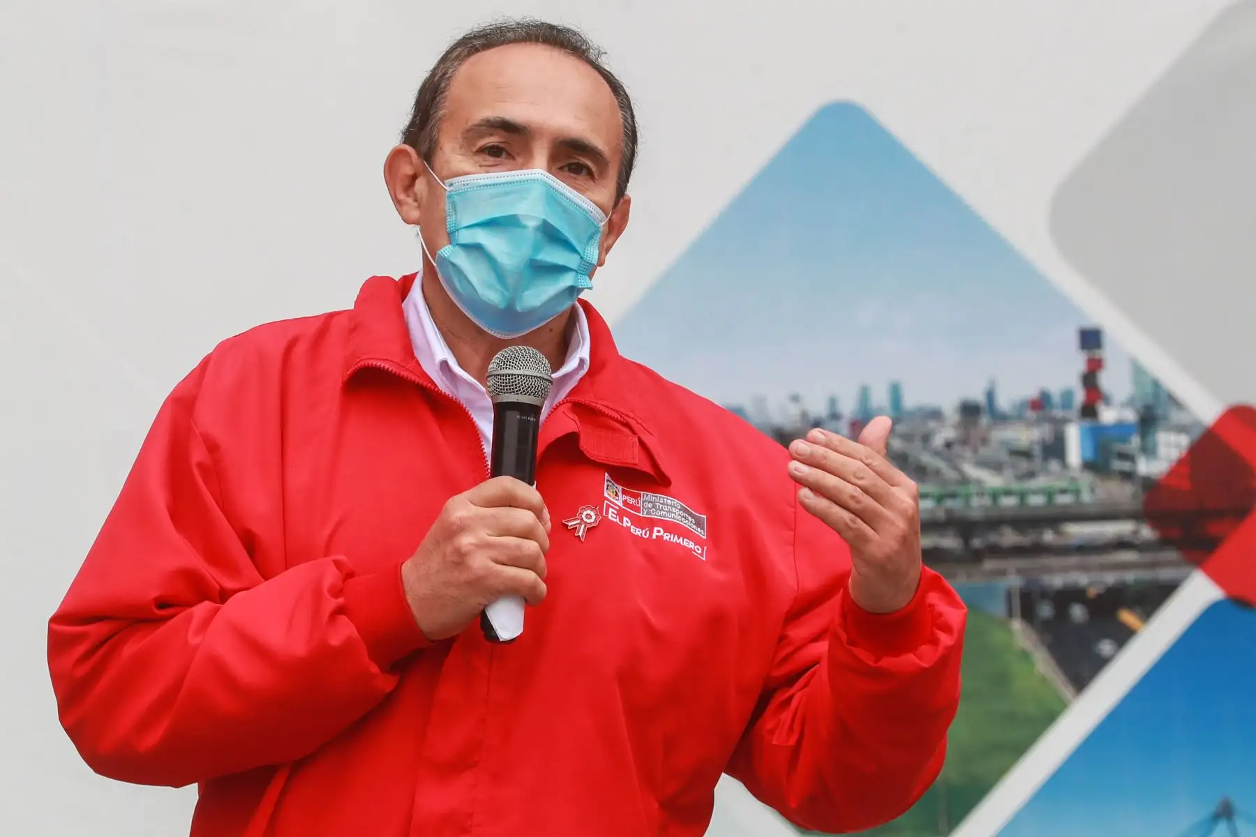 Estremadoyro destacó que el MTC prorrogó el plazo de vigencia de las licencias de conducir y los certificados de salud de la clase A en todas sus categorías (autos particulares, taxis, cústers, ómnibus, camiones, tractores, entre otros). ANDINA/MTC