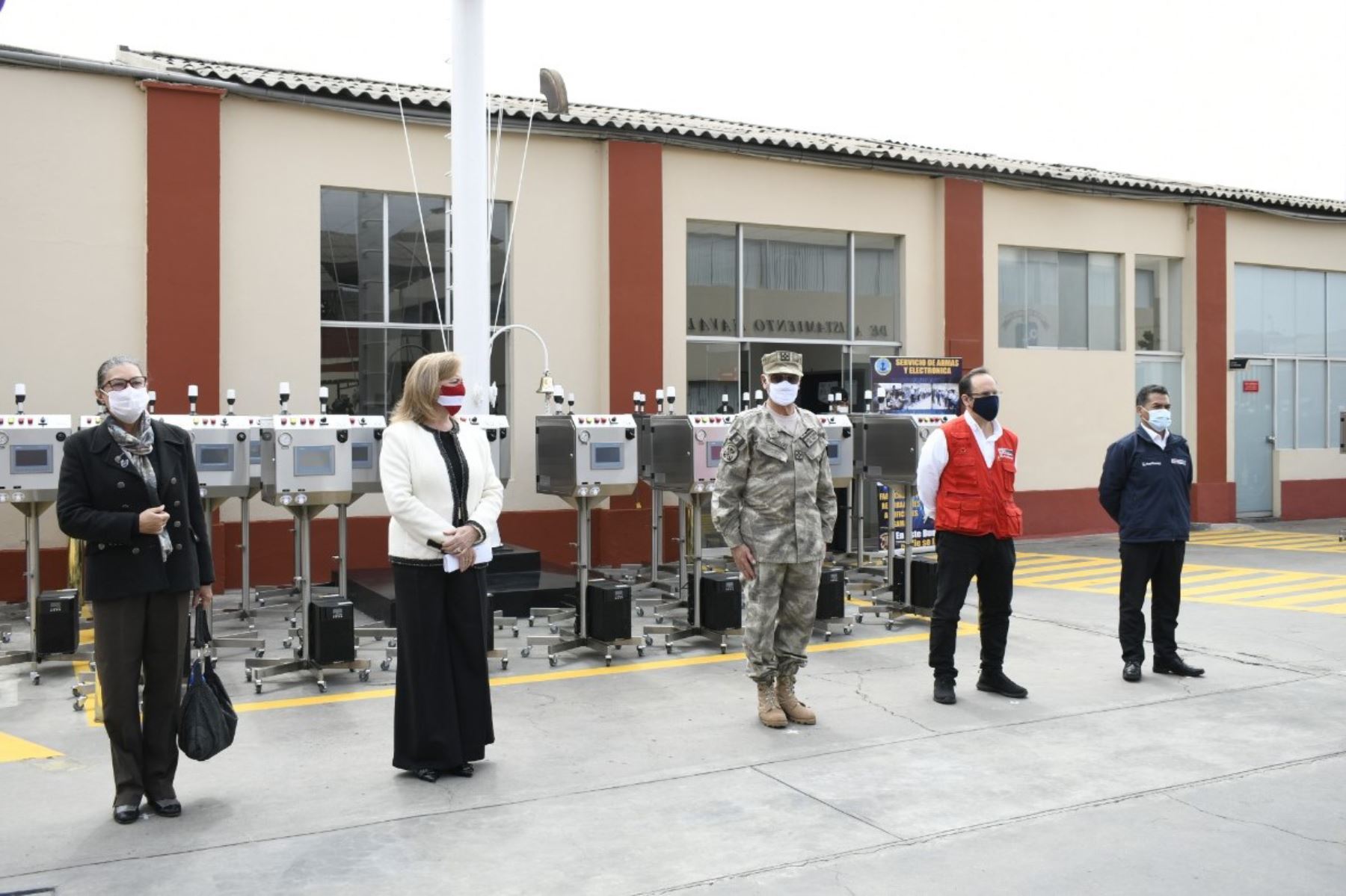 En la Base Naval del Callao se efectuó la entrega de 30 respiradores Samay fabricados por la Marina de Guerra para pacientes covid-19.