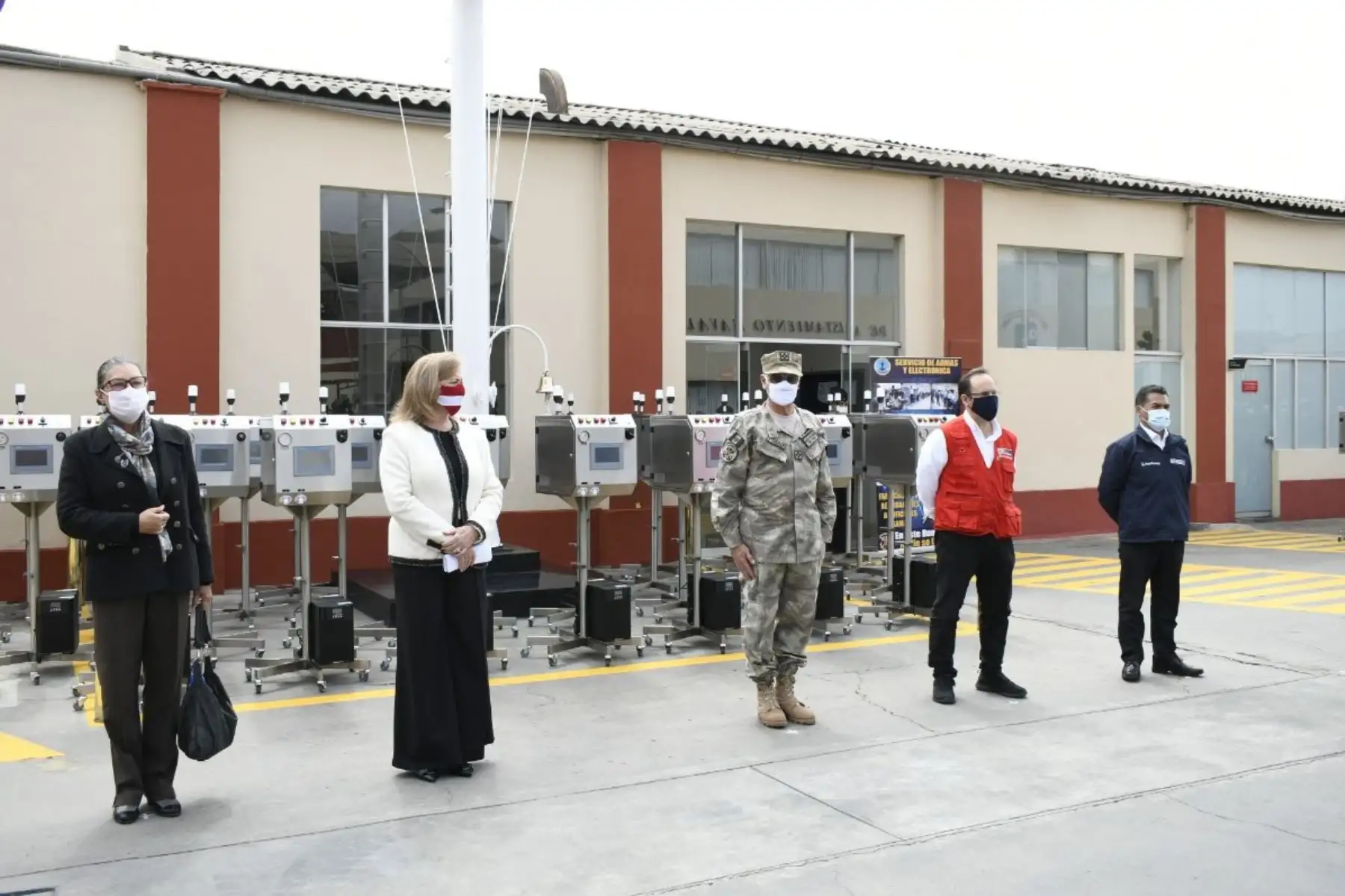 En la Base Naval del Callao se efectuó la entrega de 30 respiradores Samay fabricados por la Marina de Guerra para pacientes covid-19.