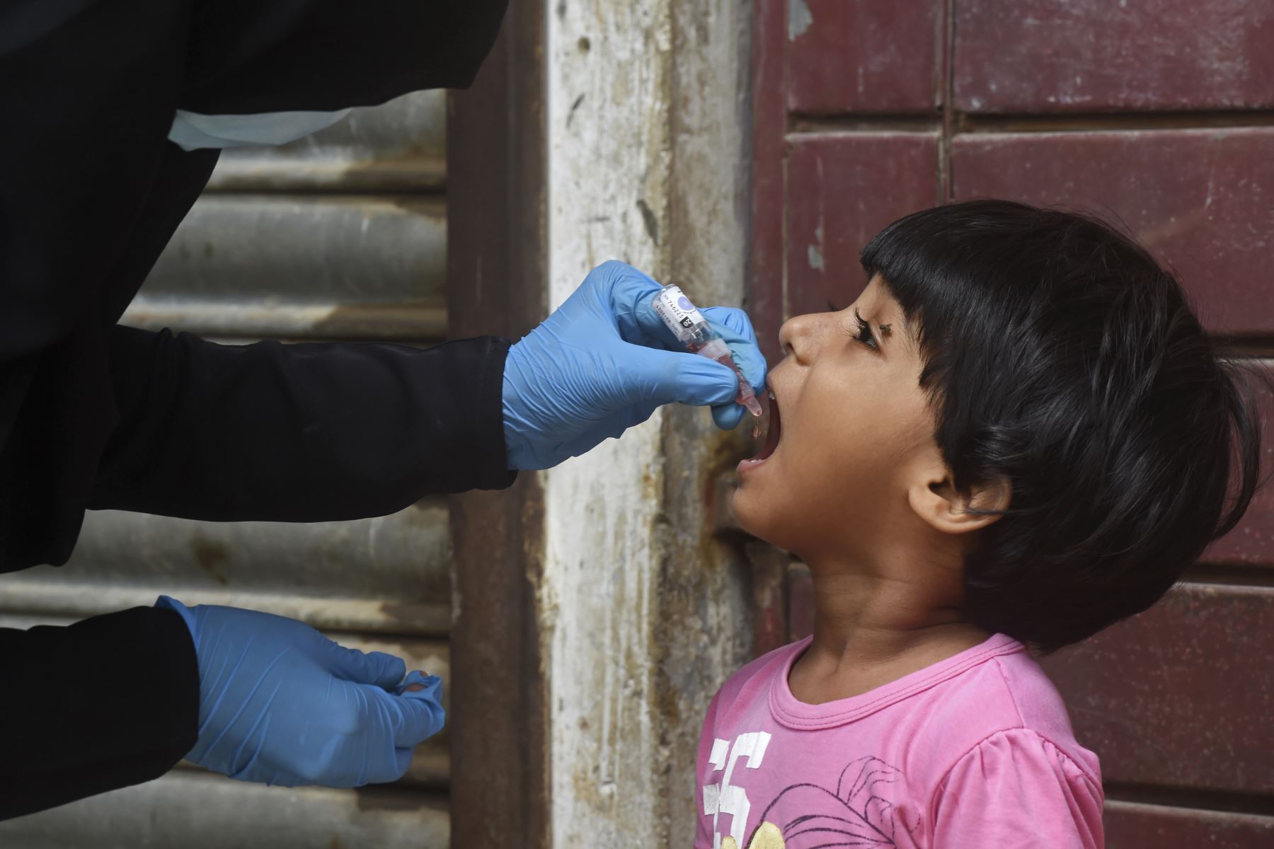 La vacuna en cuestión está siendo desarrollada por la Universidad británica de Oxford. Foto: AFP