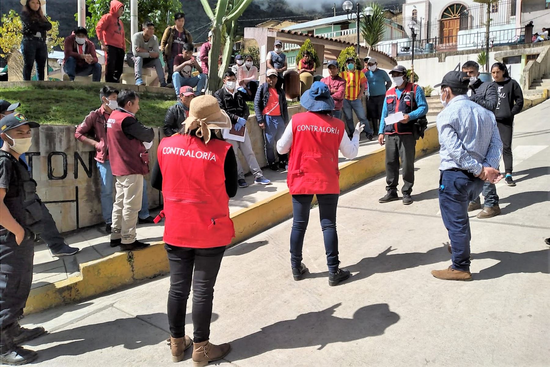 Personal de la Contraloría recaba información sobre entrega de canastas en la provincia de Tayacaja, región Huancavelica.