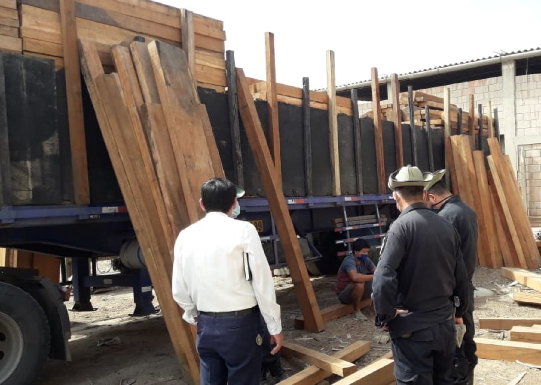Autoridades incautan más de 60 metros cúbicos de madera aserrada de presunto origen ilegal en Lambayeque.