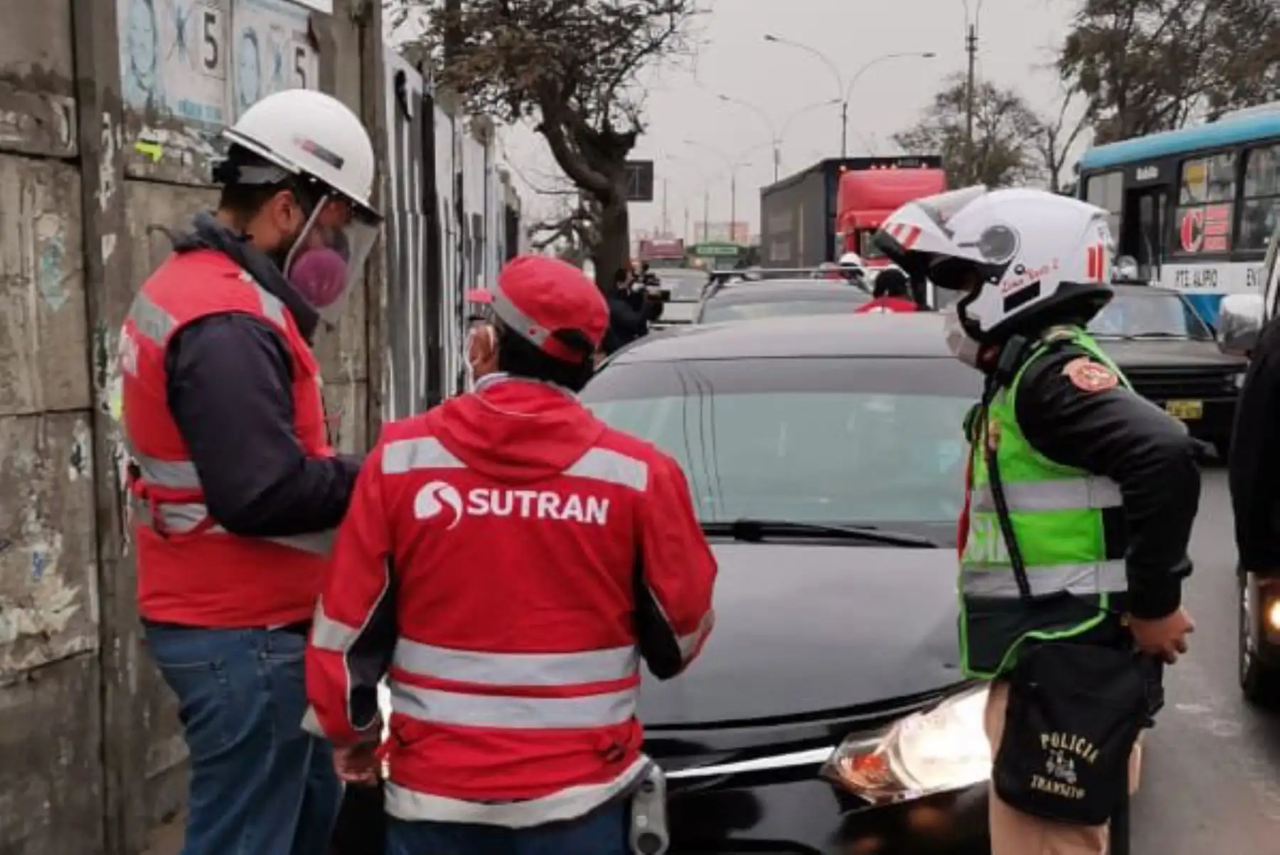 Operativo contra los vehículos informales que viajan hacia provincia en la Carretera Panamericana Norte.  

Foto:ANDINA/@sutranperu