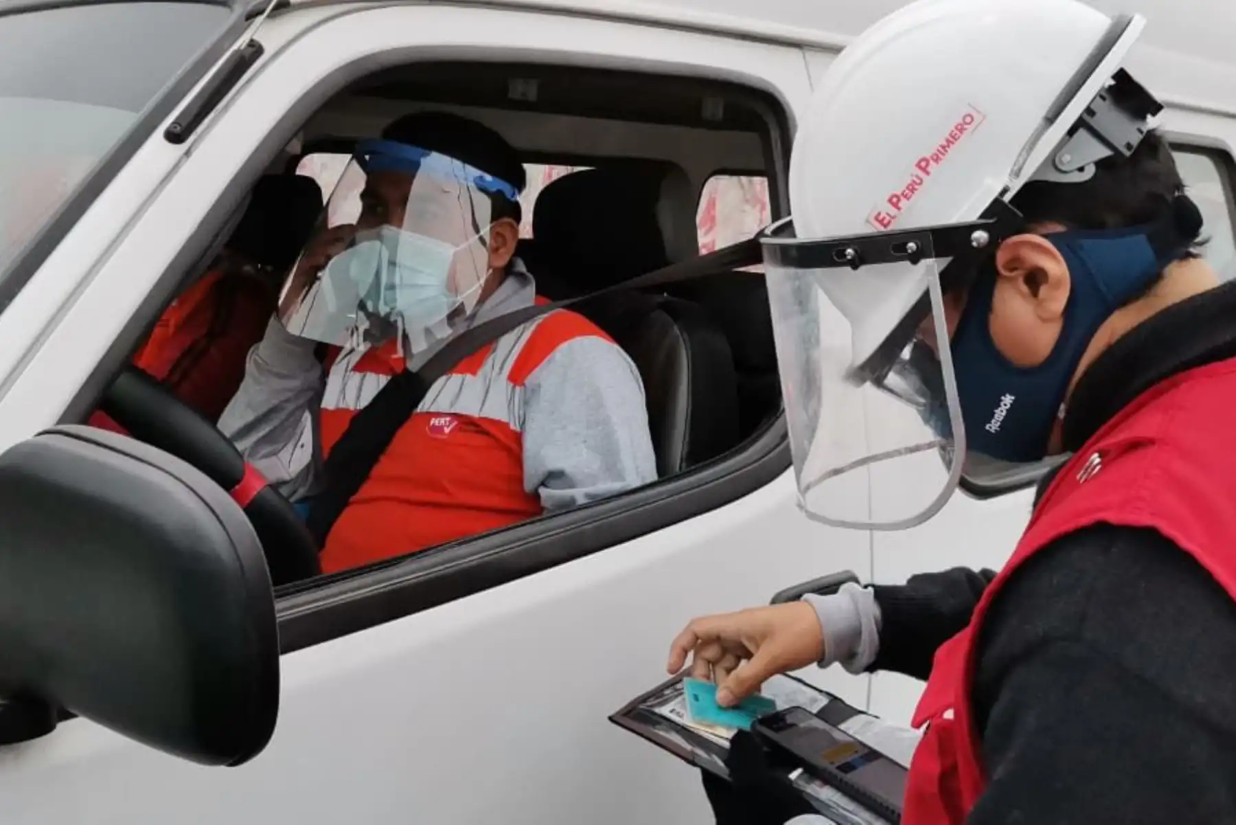 Operativo contra los vehículos informales que viajan hacia provincia en la Carretera Panamericana Norte.  

Foto:ANDINA/@sutranperu