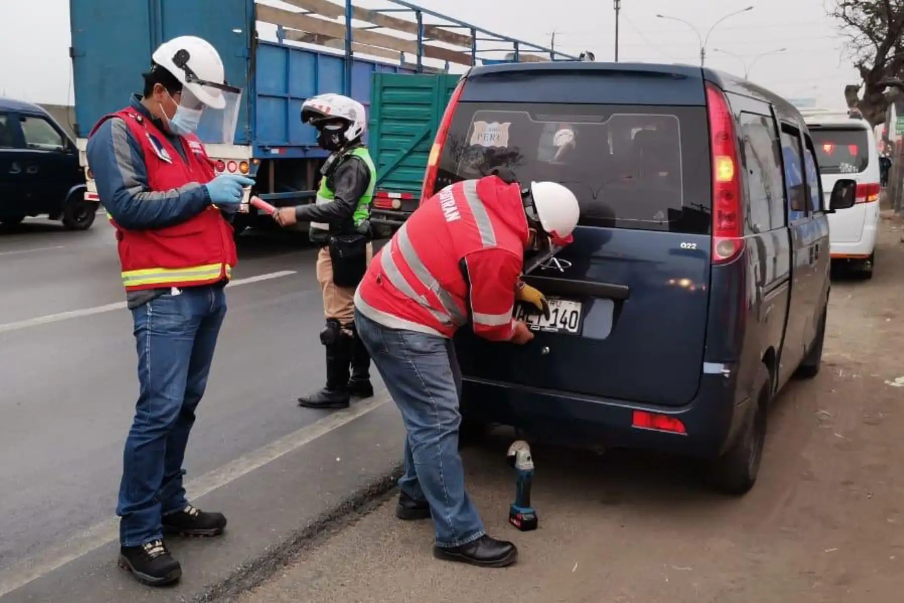 Operativo contra los vehículos informales que viajan hacia provincia en la Carretera Panamericana Norte.  

Foto:ANDINA/MTC