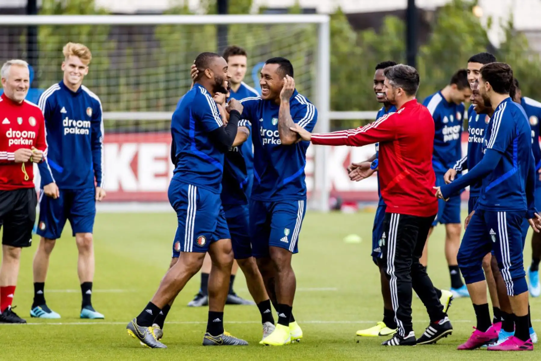El mediocampista peruano, Renato Tapia, bromea con su compañero holandés, Leroy Fermientras, y otros compañeros durante su entrenamiento. Foto: AFP