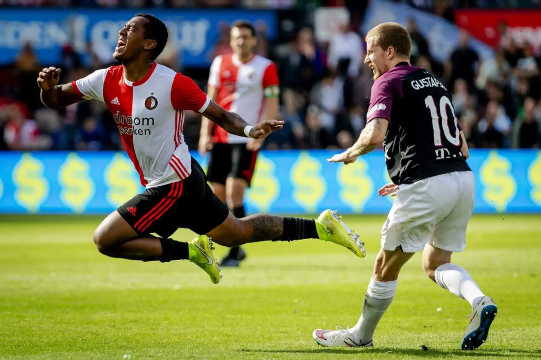El centrocampista del Feyenoord, Renato Tapia, recibe una falta por parte del mediocampista sueco del FC Utrecht, Simon Gustafson, durante el partido en Rotterdam. Foto: AFP