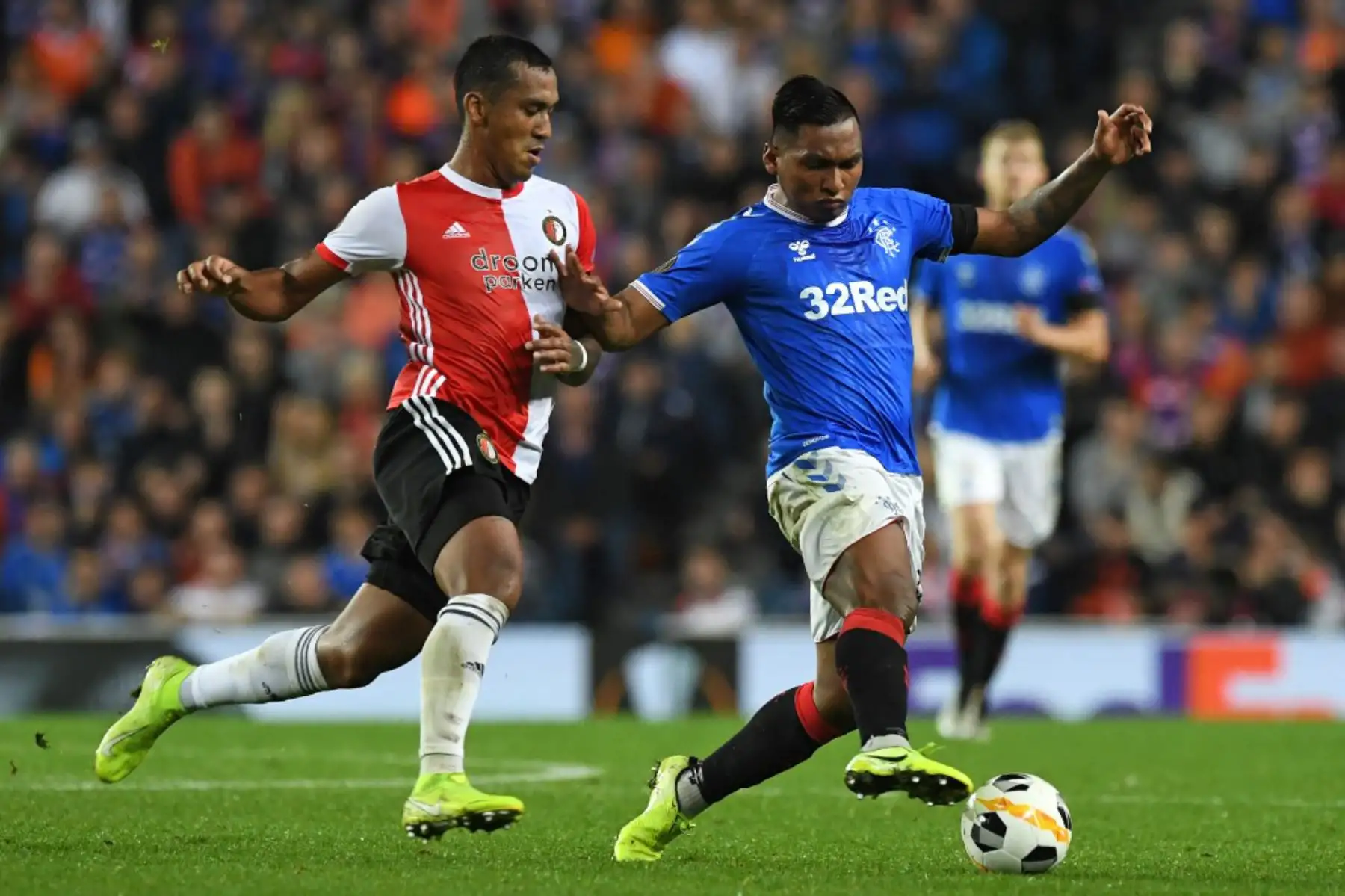 El centrocampista peruano de Feyenoord, Renato Tapia, compite contra el delantero colombiano de los Rangers de Glasgow, Alfredo Morelos, durante el partido de fútbol del Grupo G de la UEFA Europa Leagu. Foto: AFP