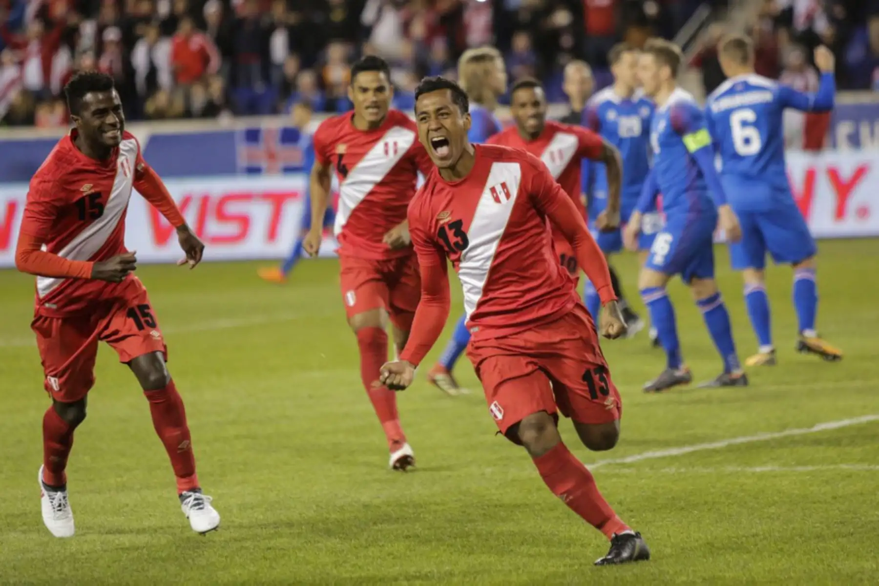 El seleccionado peruano, Renato Tapia, celebra su gol contra Islandia durante su partido amistoso de fútbol internacional entre Perú e Islandia en el Red Bull Arena en Harrison, Nueva Jersey, el 27 de marzo de 2018. Foto: AFP