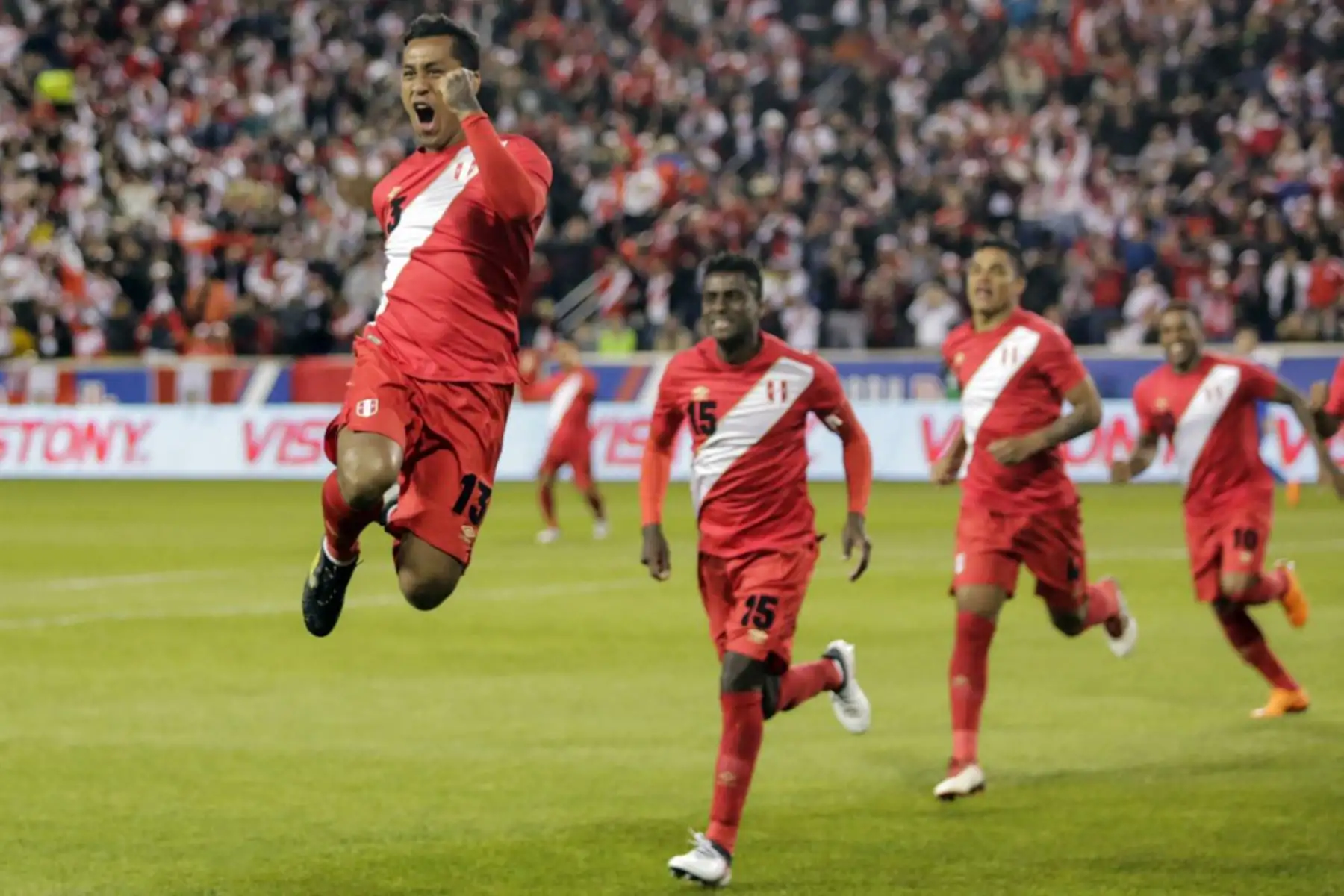 El seleccionado peruano, Renato Tapia, celebra su gol contra Islandia durante su partido amistoso internacional, en Nueva Jersey, el 27 de marzo de 2018. Foto: AFP