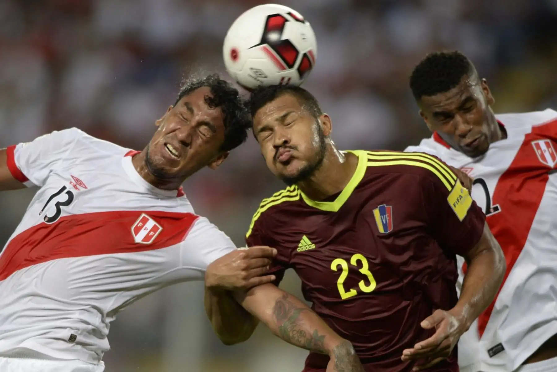 El peruano Renato Tapia y el venezolano Salomón Rondón disputan el balón durante el partido de fútbol de los clasificatorios sudamericanos de la Copa Mundial de la FIFA Rusia 2018, en Lima, el 24 de marzo de 2016. Foto: AFP
