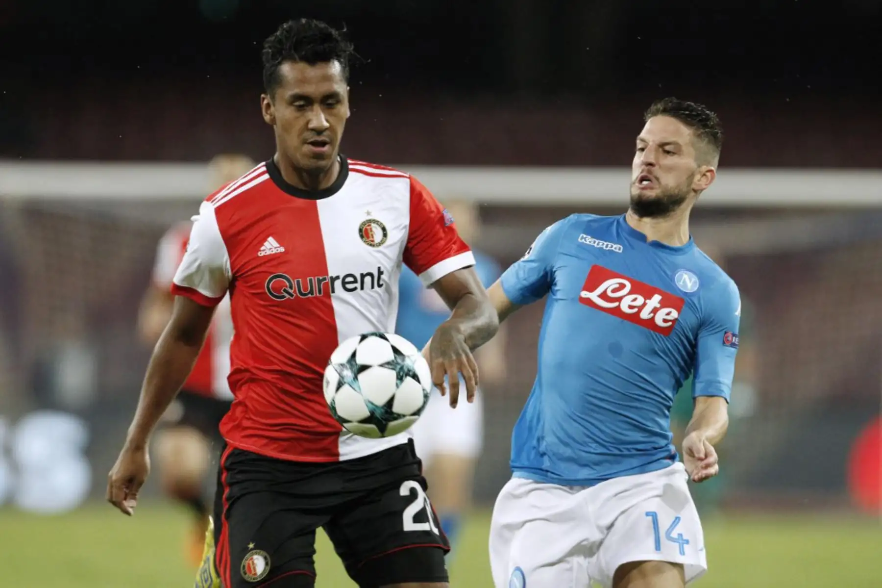 Renato Tapia, centrocampista peruano del Feyenoord disputa el balón contra el delantero del Napoli de Bélgica, Dries Mertens, durante el partido de fútbol por la UEFA Championss League. Foto: AFP