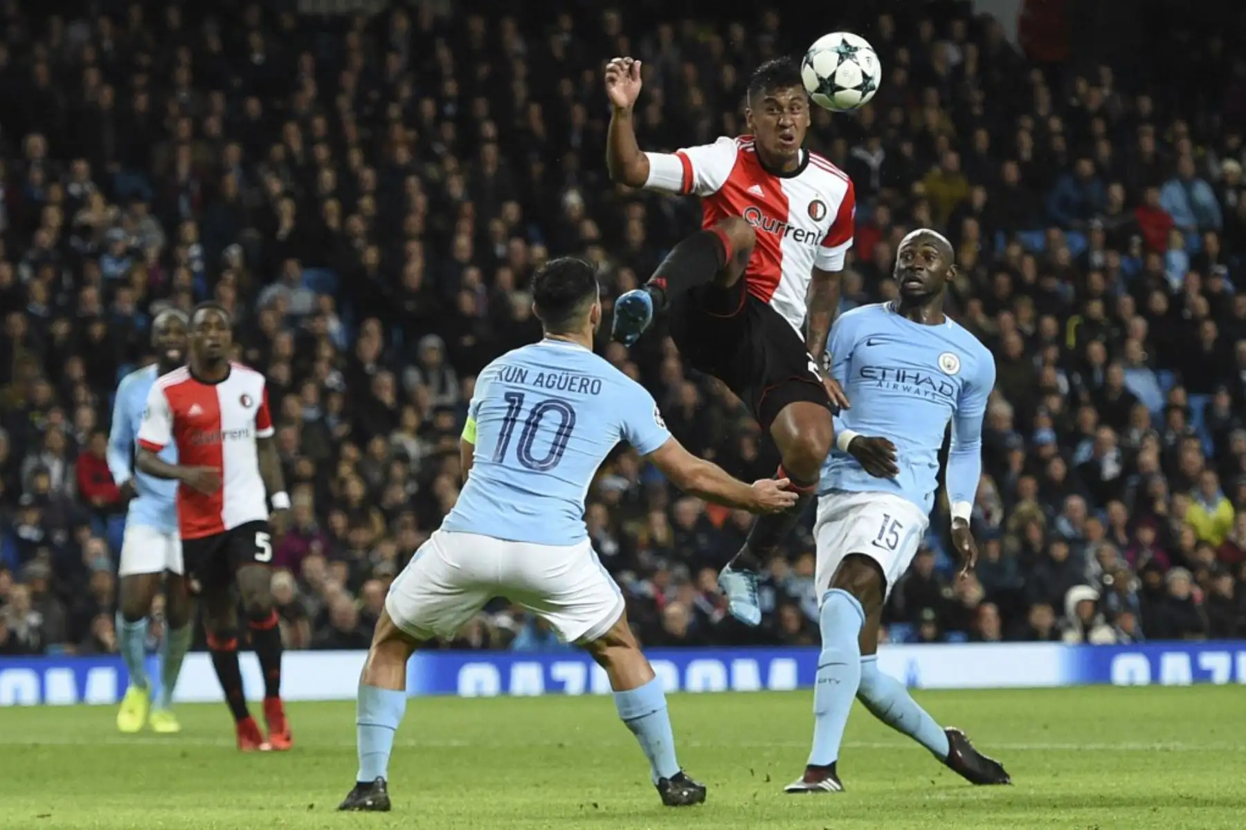 El centrocampista peruano del Feyenoord, Renato Tapia, salta entre el delantero argentino del Manchester City, Sergio Agüero,  y el centrocampista marfileño del Manchester City, Yaya Toure, durante el partido de fútbol del Grupo F de la Liga de Campeones de la UEFA. Foto: AFP
