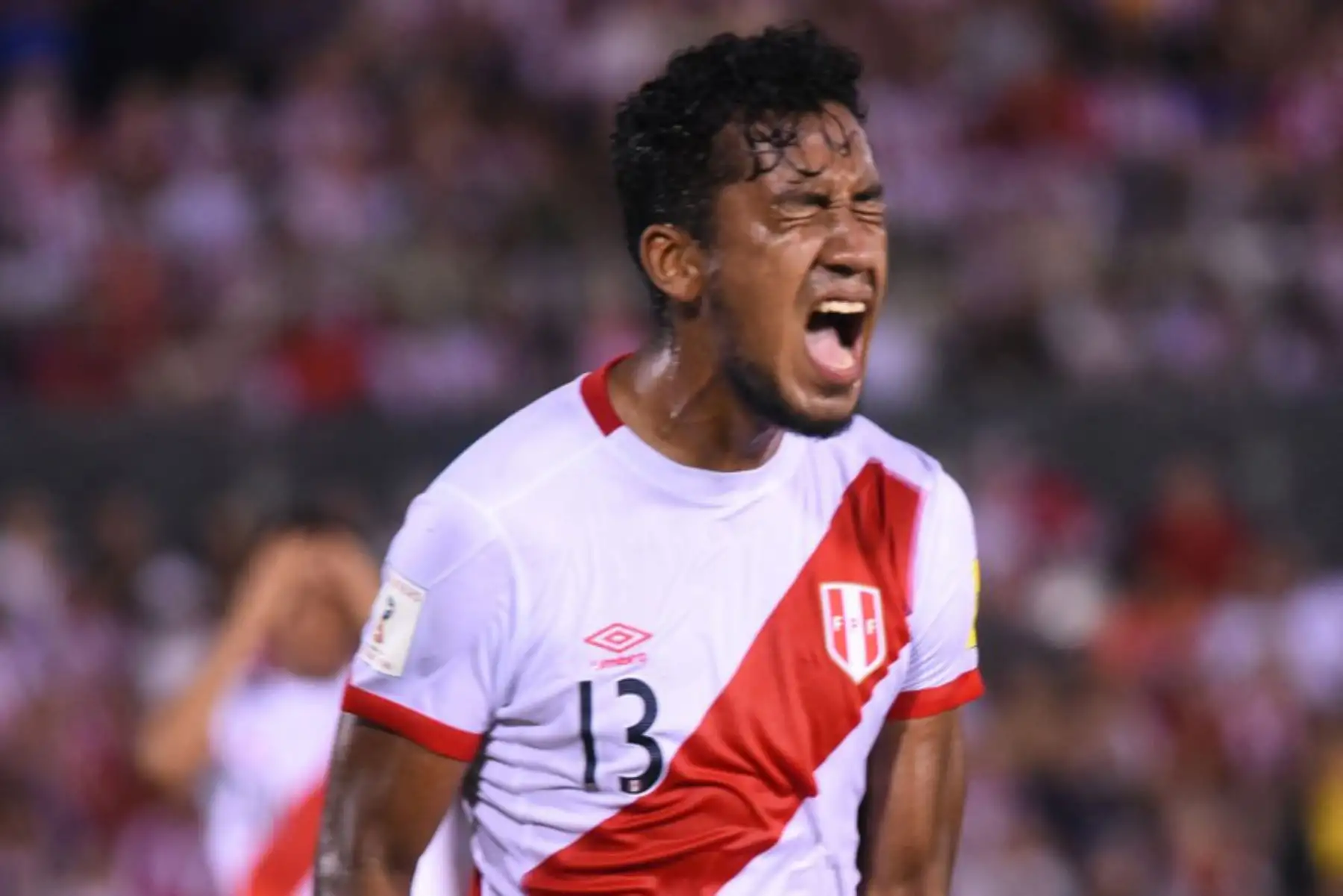 El centrocampista peruano Renato Tapia hace gestos durante su partido de clasificación para la Copa Mundial de la FIFA 2018 contra Paraguay, en Asunción, el 10 de noviembre de 2016. Foto: AFP