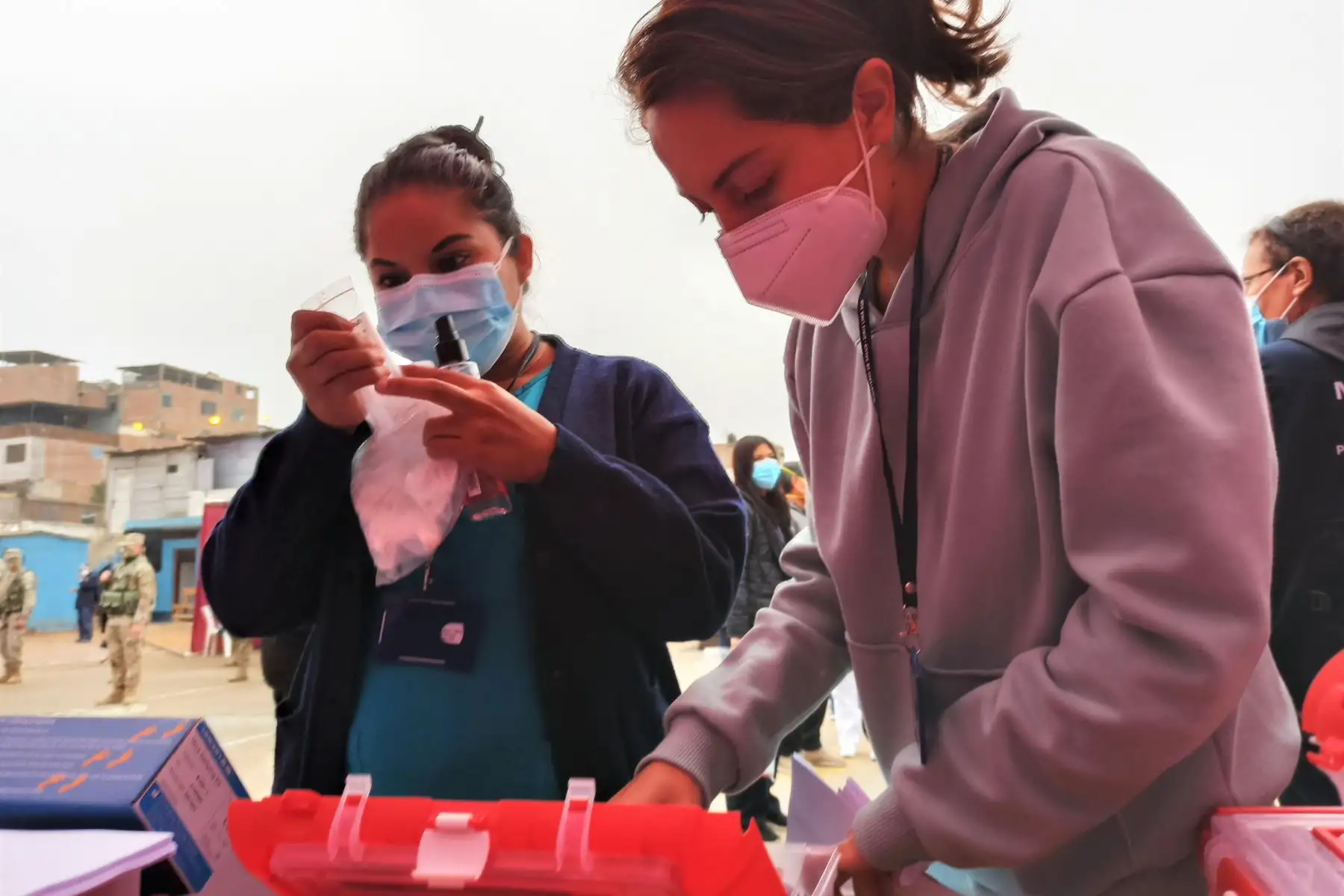 Operación "Tayta" realiza labor en el AAHH "Vista Alegre de Villa", en Chorrillos. Equipos de respuesta rápida de DIRIS Lima Sur visitan a 541 personas vulnerables para realizar la evaluación clínica y prueba rápida de Covid-19. Foto: ANDINA/DIRIS Lima Sur