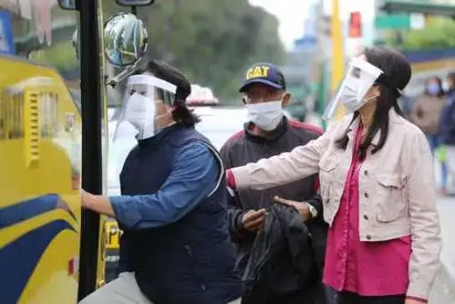 Protector facial complementa la mascarilla, no la reemplaza. Foto: ANDINA/Difusión.