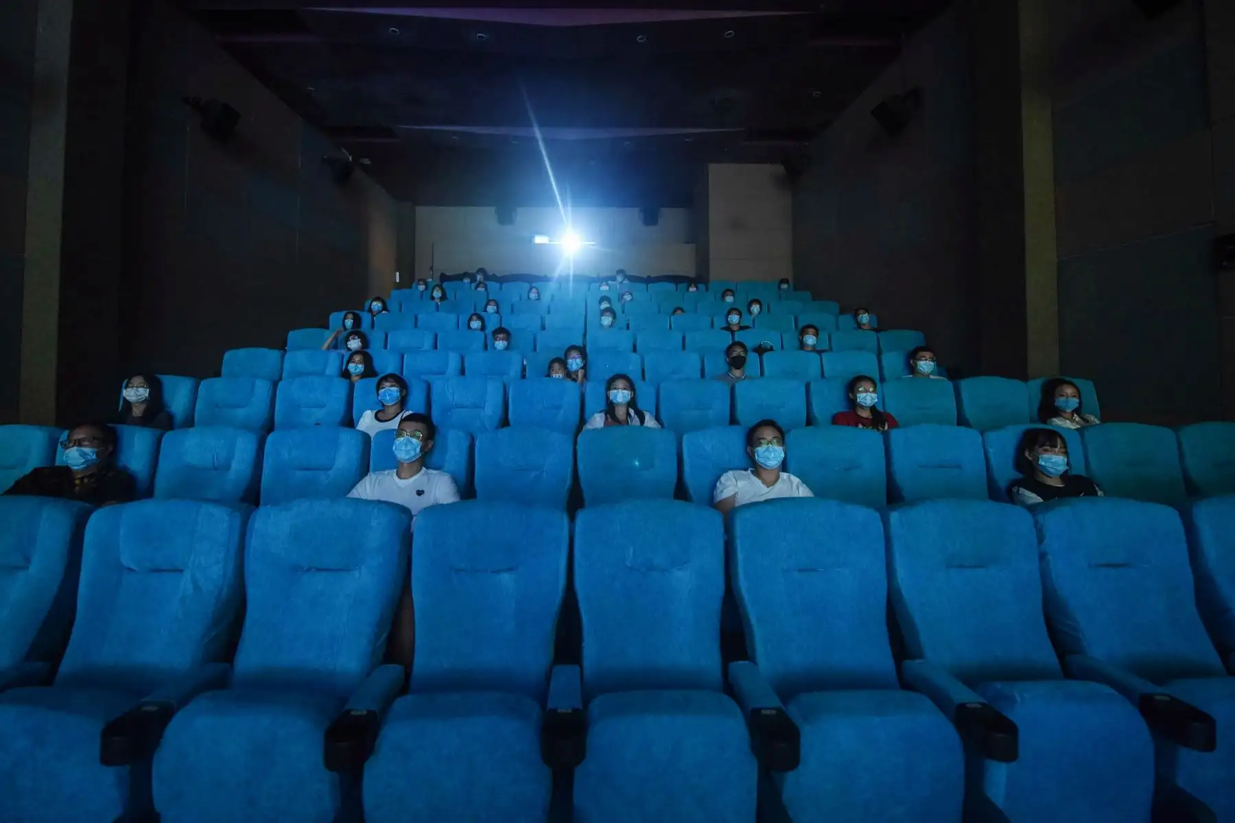 La gente mira una película mientras se sientan por separado para el distanciamiento social en un cine en Hangzhou, en la provincia oriental china de Zhejiang.
Foto: AFP