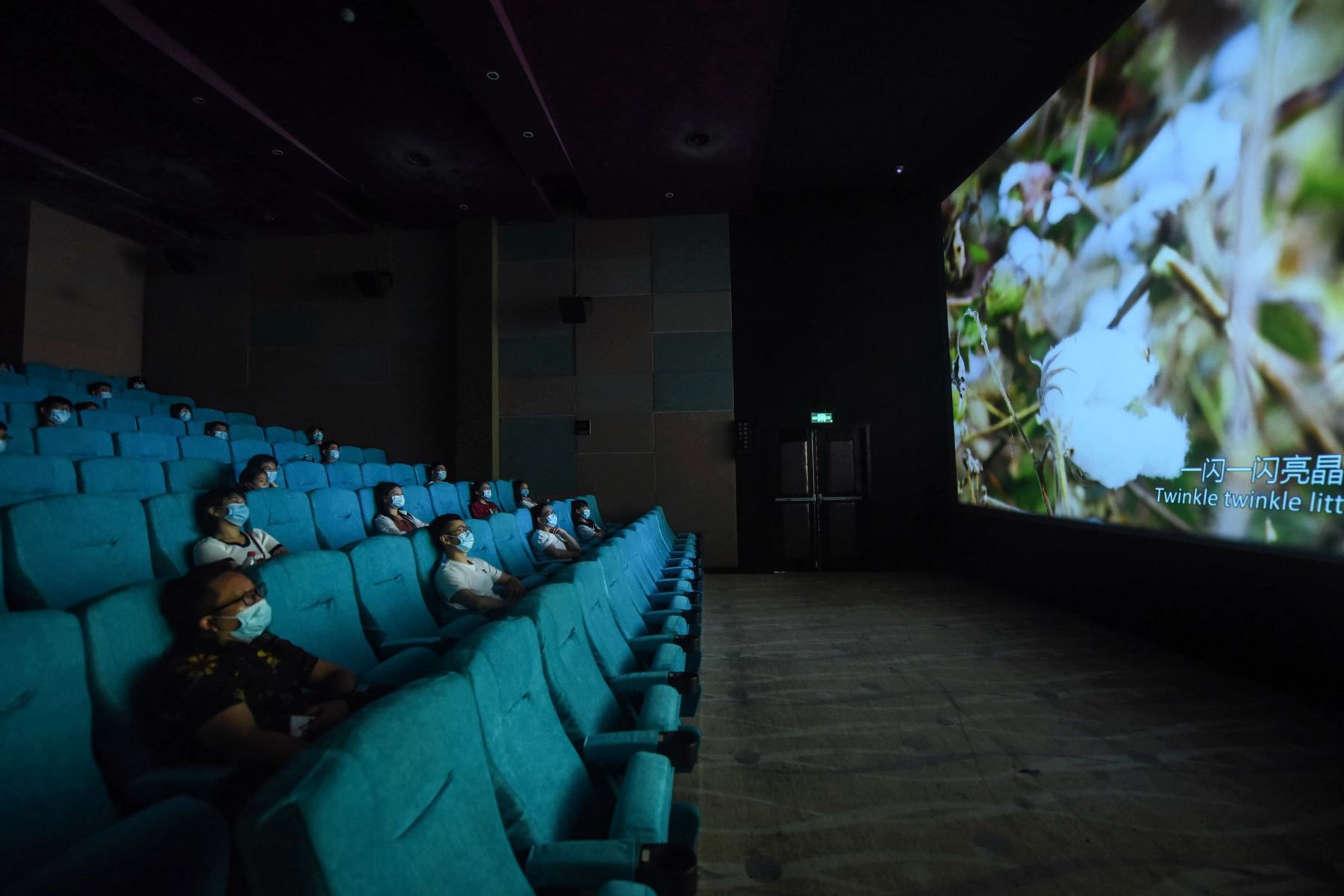 La gente mira una película mientras se sientan por separado para el distanciamiento social en un cine en Hangzhou, en la provincia oriental china de Zhejiang.
Foto: AFP