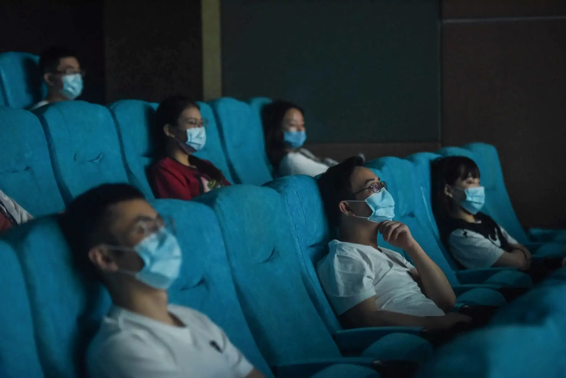 La gente mira una película mientras se sientan por separado para el distanciamiento social en un cine en Hangzhou, en la provincia oriental china de Zhejiang.
Foto: AFP