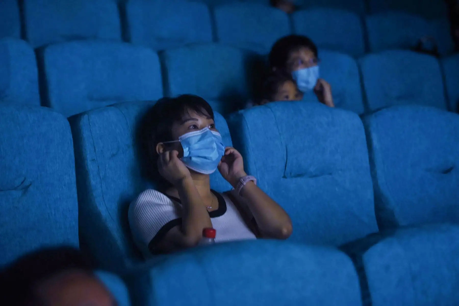 La gente mira una película mientras se sientan por separado para el distanciamiento social en un cine en Hangzhou, en la provincia oriental china de Zhejiang.
Foto: AFP
